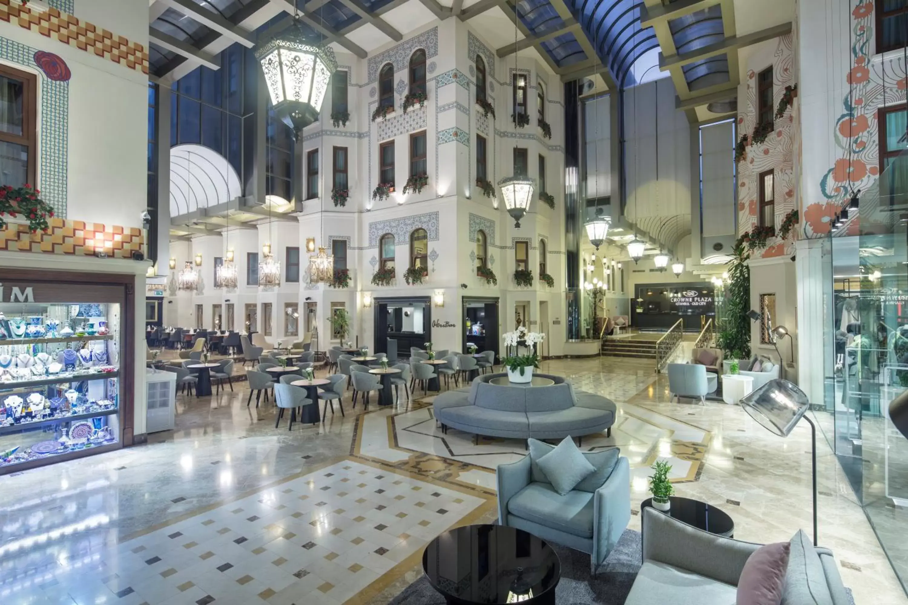 Lobby or reception, Lounge/Bar in Crowne Plaza Istanbul - Old City, an IHG Hotel