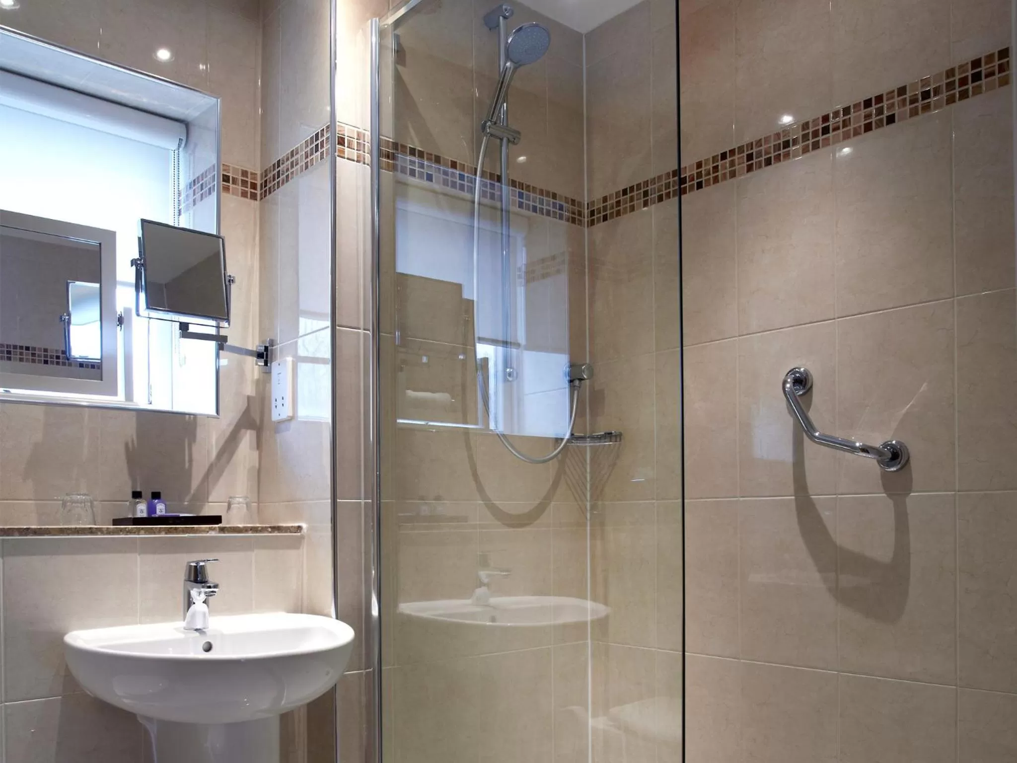 Shower in Elmers Court Hotel