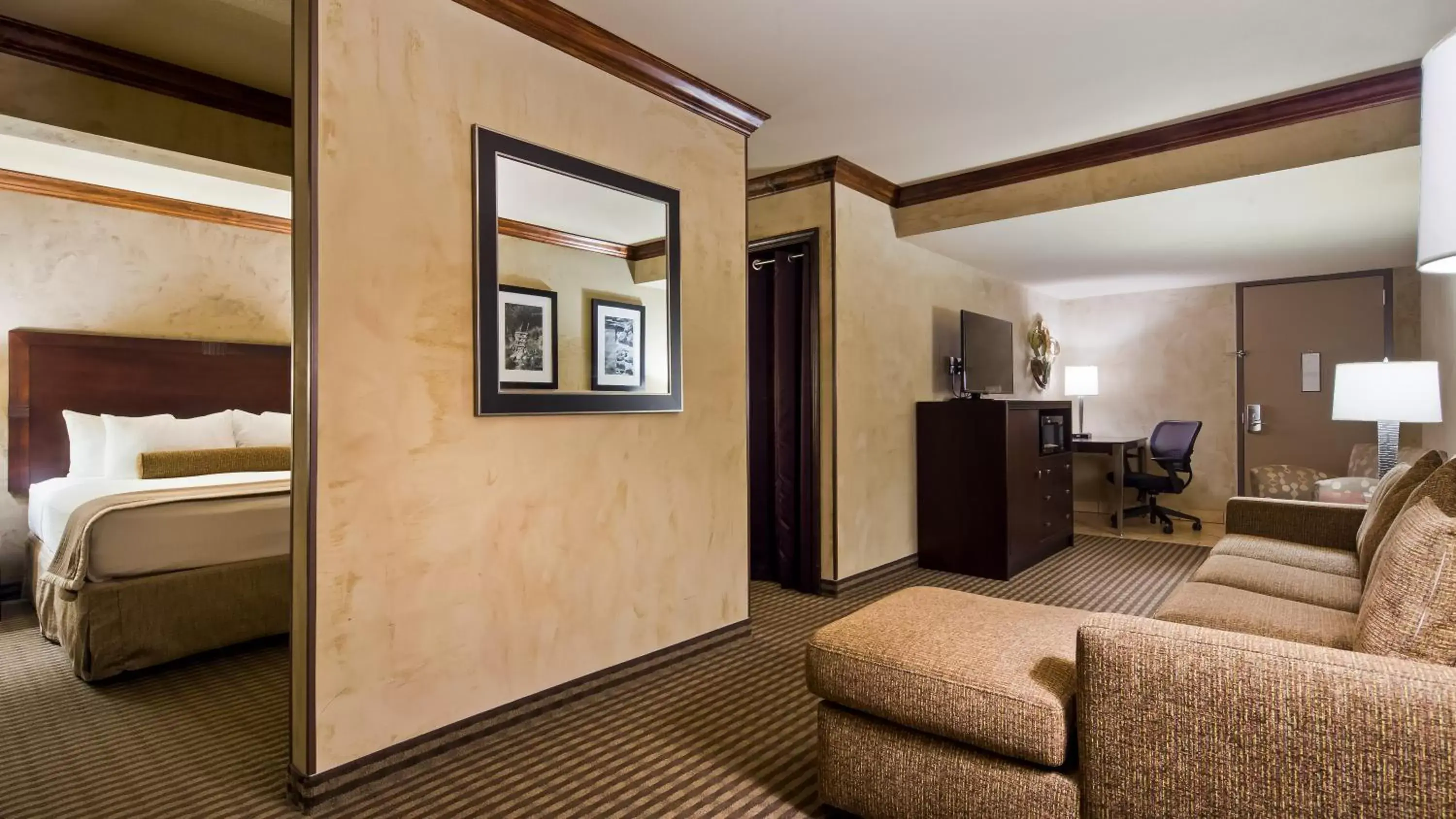 Living room, TV/Entertainment Center in Best Western Plus Raton Hotel