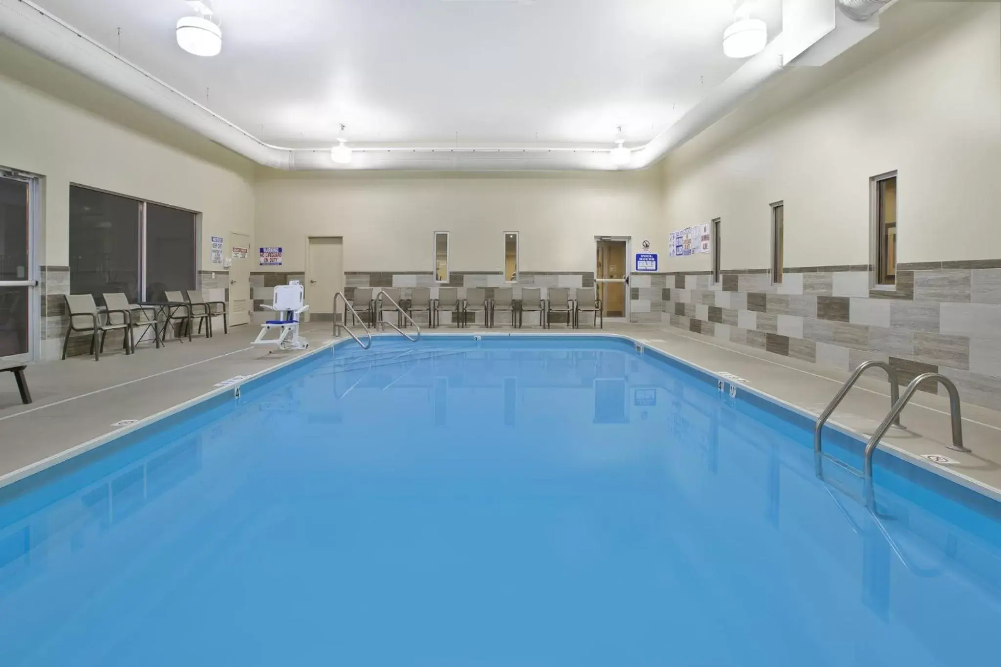 Swimming Pool in Holiday Inn Columbus Dwtn-Capitol Square, an IHG Hotel