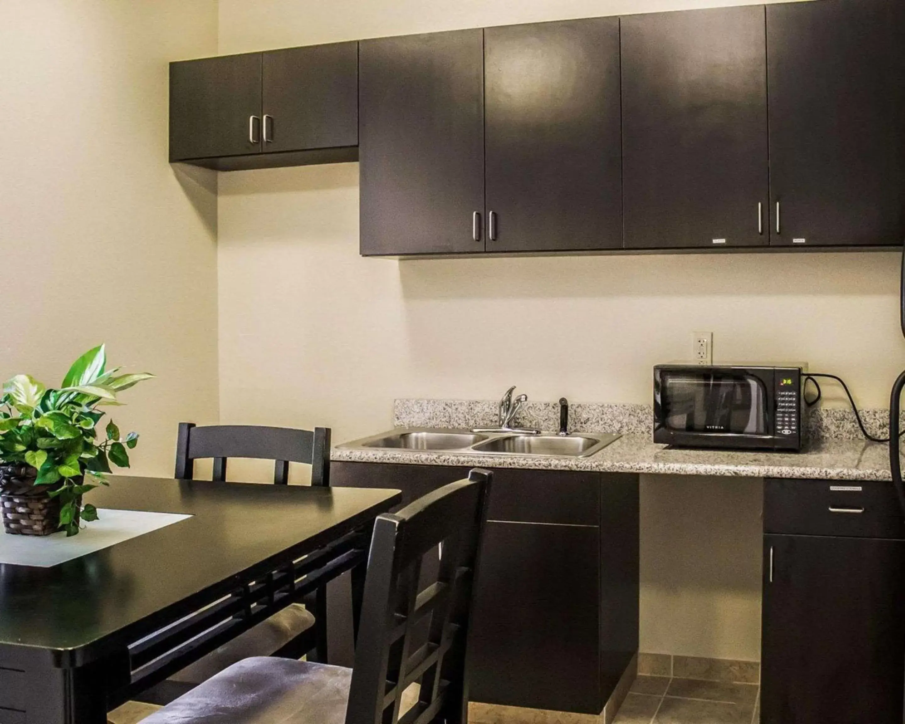 Bedroom, Kitchen/Kitchenette in Comfort Suites Columbus East Broad