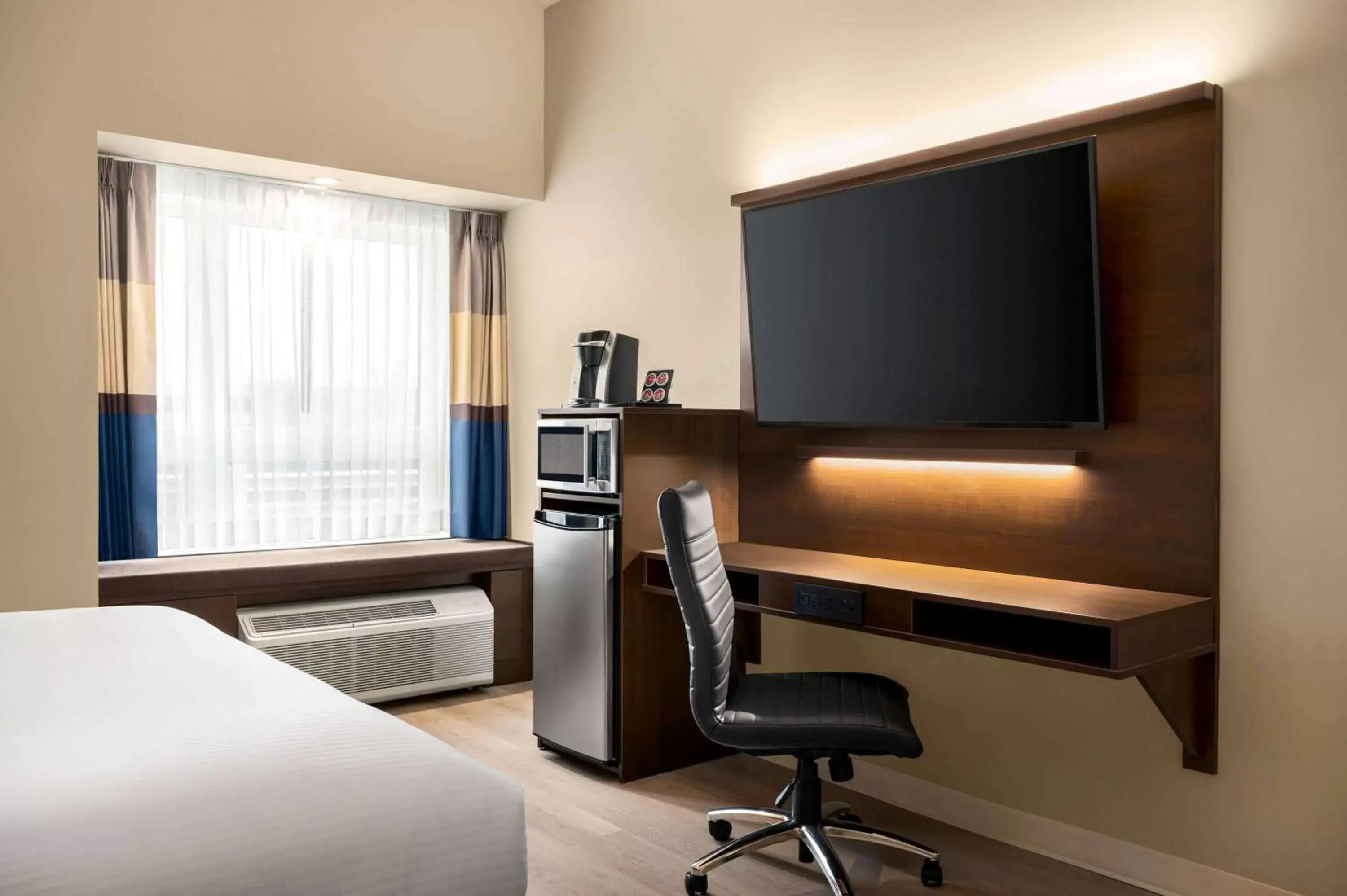 TV and multimedia, Bed in Microtel Inn & Suites by Wyndham Aurora TV and multimedia, Bed in Microtel Inn & Suites by Wyndham Aurora