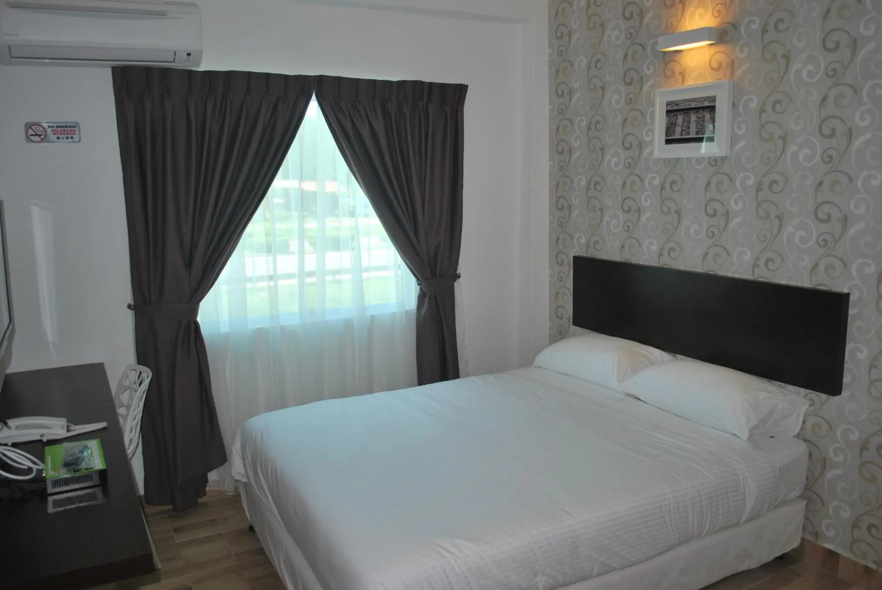 Photo of the whole room, Bed in Apple Inn Hotel