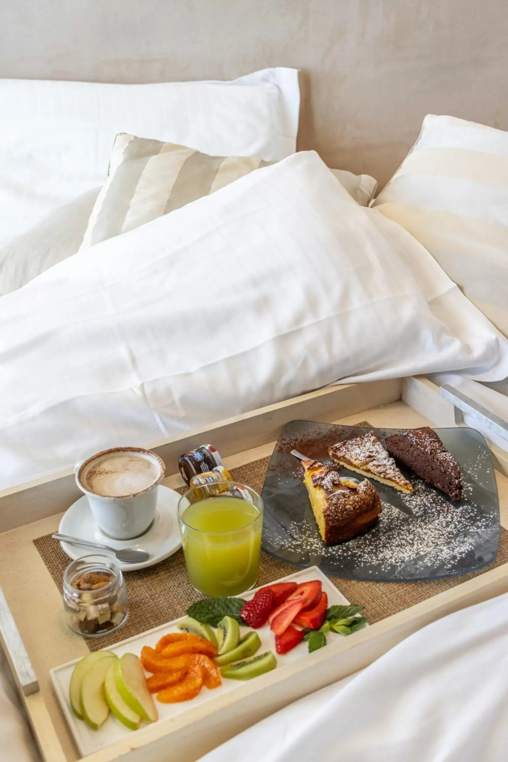 Continental breakfast, Bed in Vistamare Suite