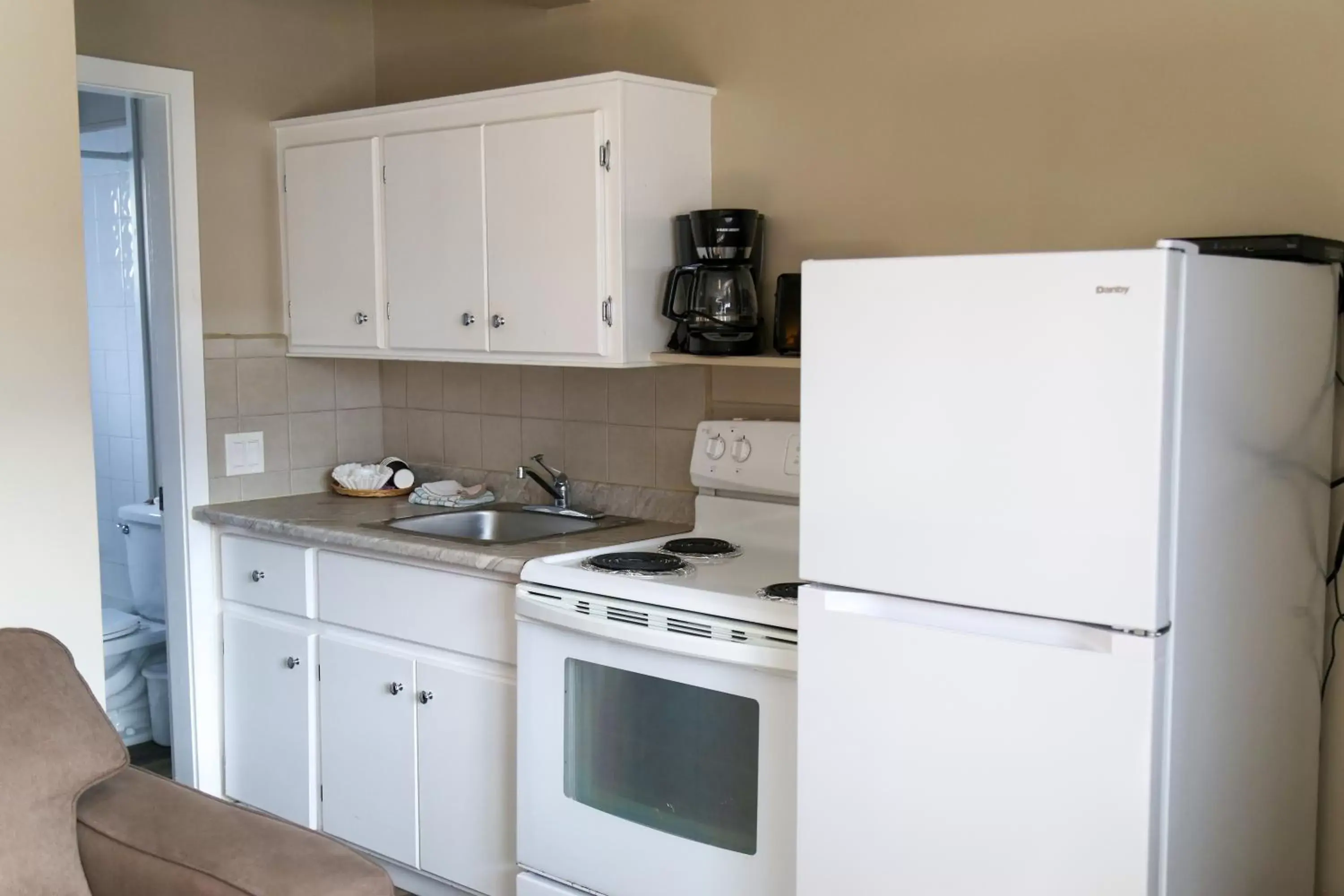 Kitchen or kitchenette, Kitchen/Kitchenette in Richter Pass Beach Resort