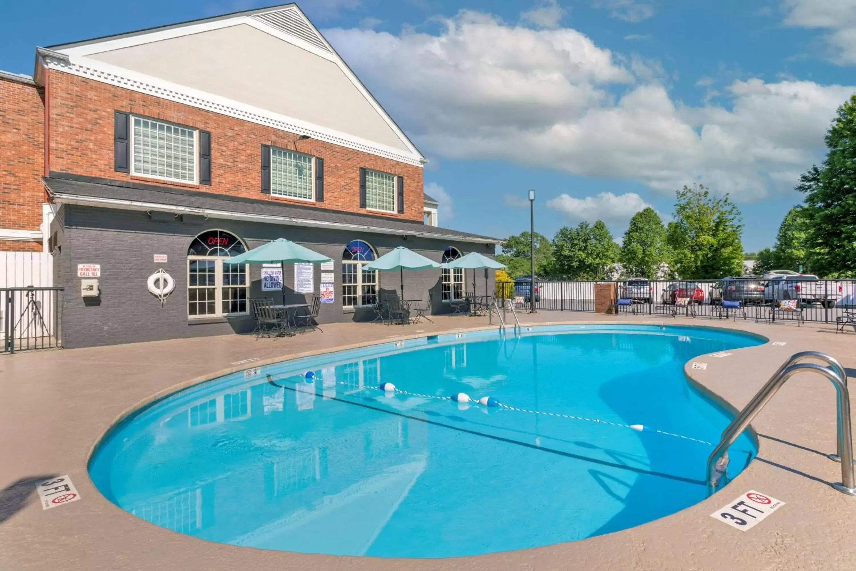 Pool view, Swimming Pool in Best Western Hendersonville Inn
