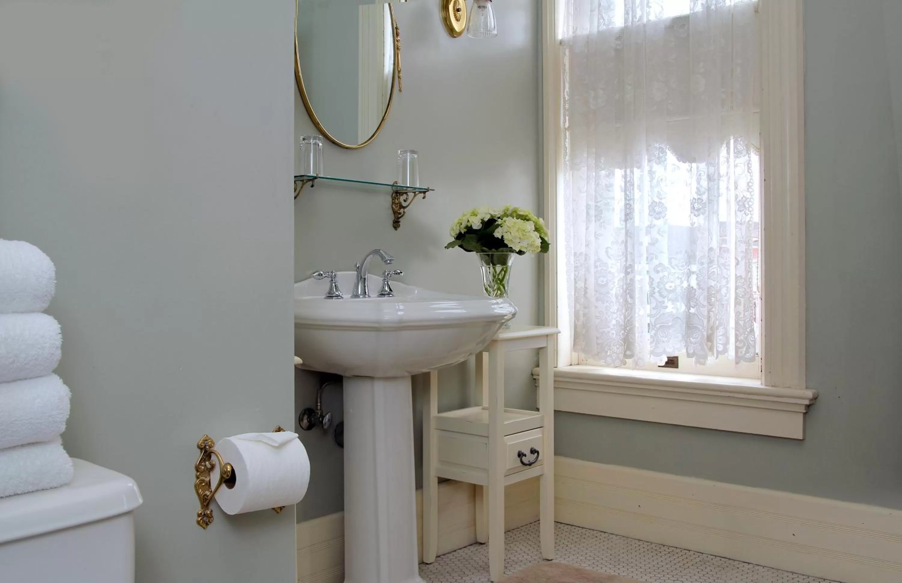 Toilet in Victorian Inn