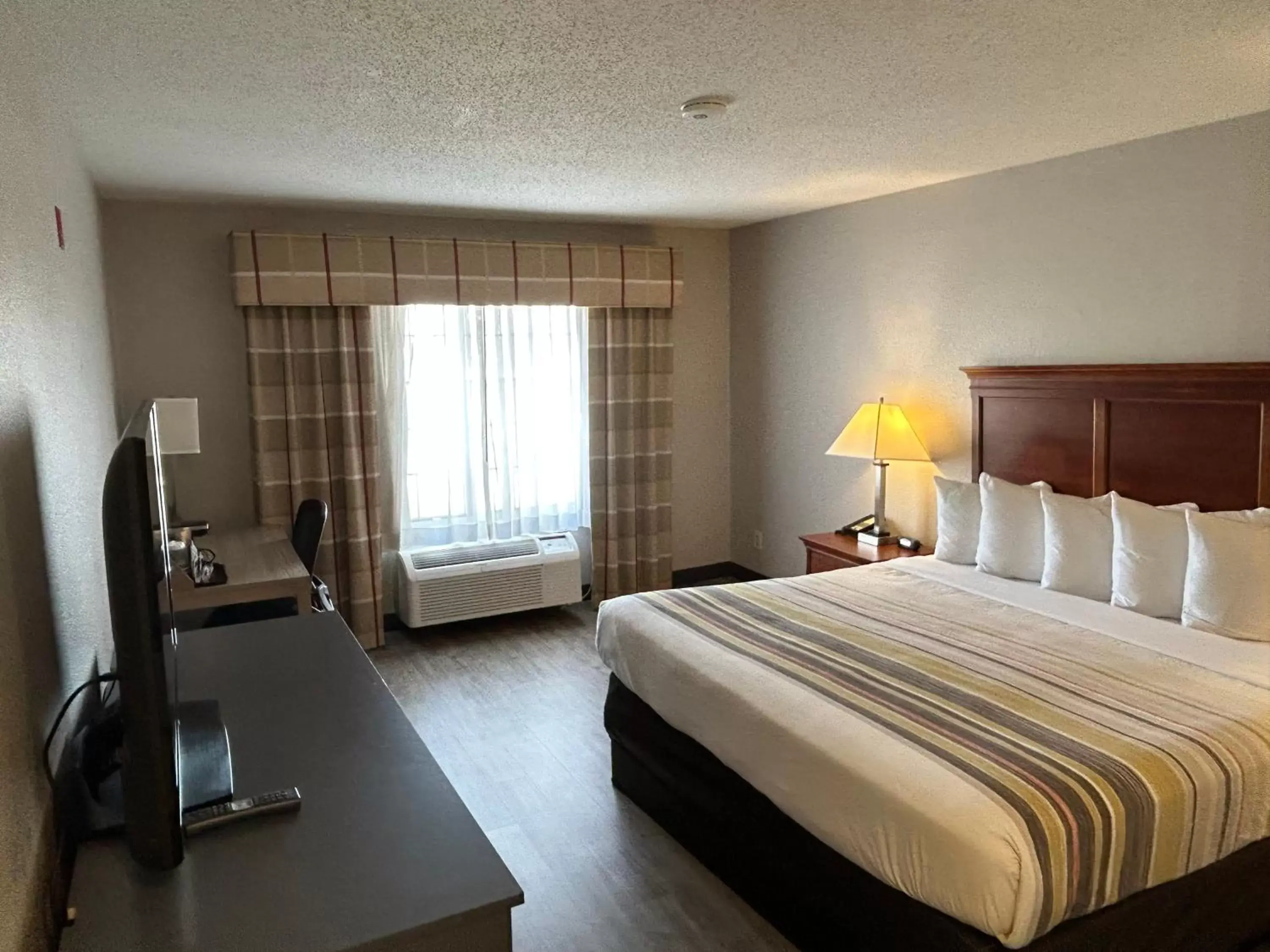TV and multimedia, Bed in Country Inn & Suites by Radisson, Grand Rapids Airport, MI