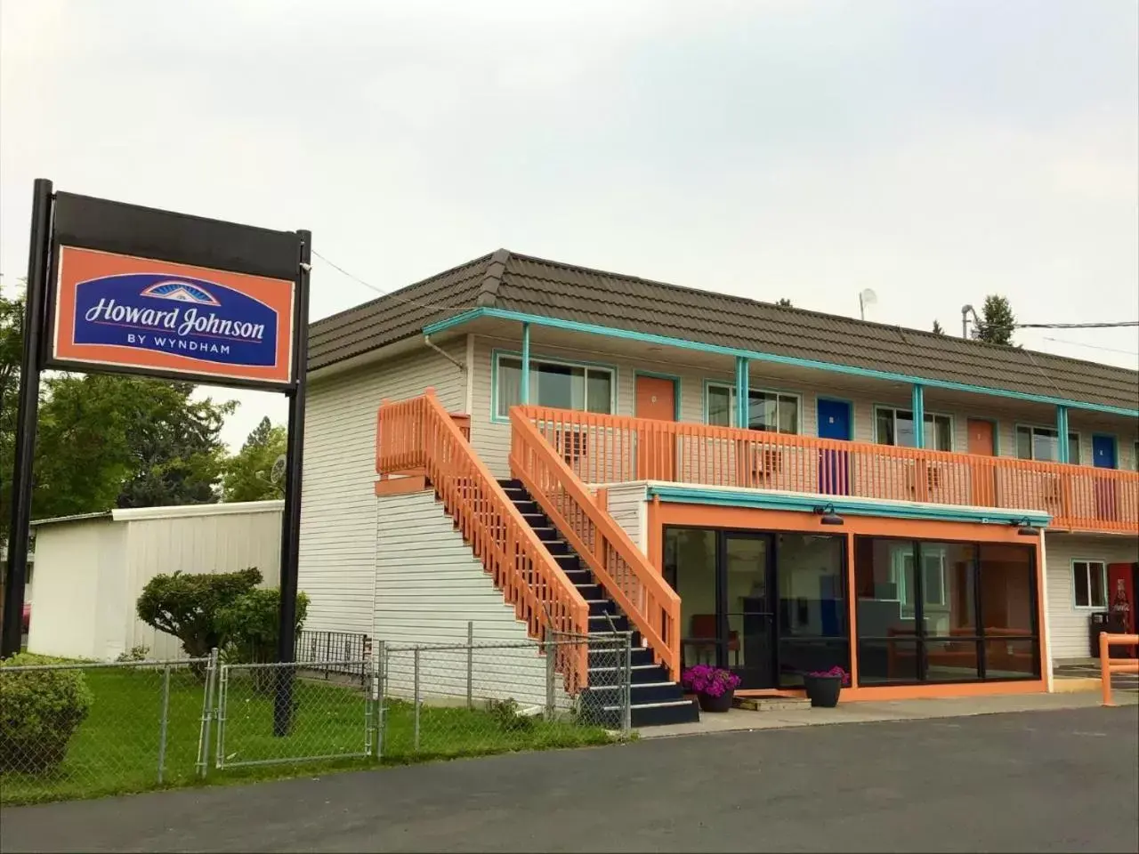 Property Building in Howard Johnson by Wyndham Spokane