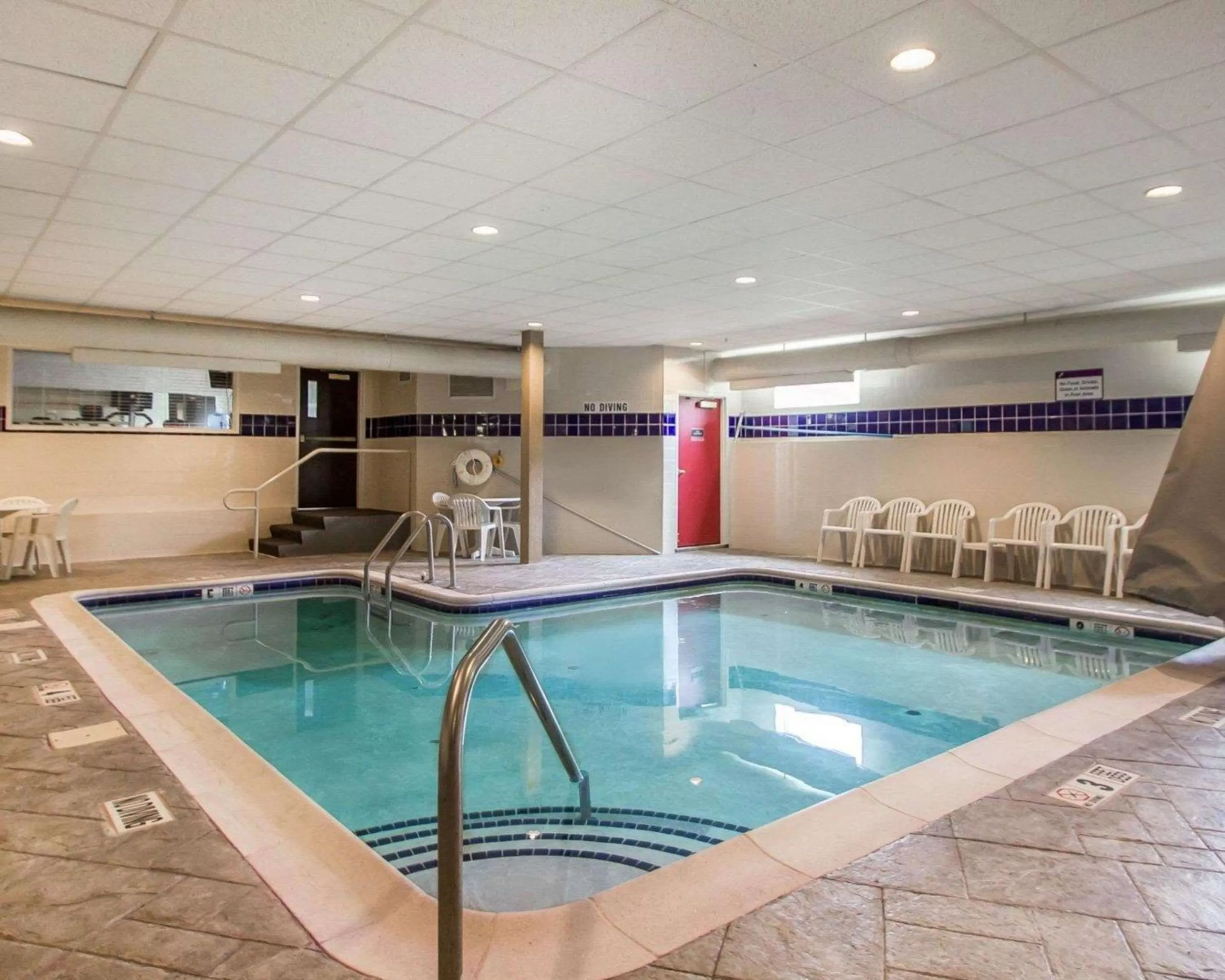 Swimming pool in Sleep Inn & Suites Niantic North