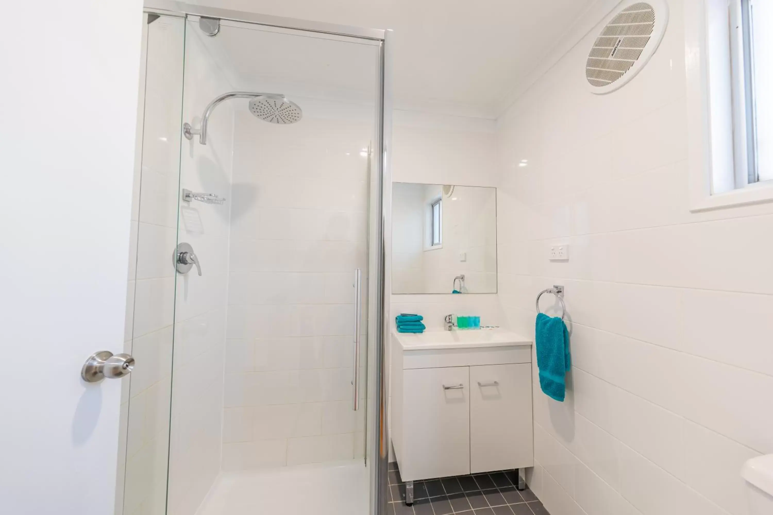 Shower, Bathroom in Eden Motel
