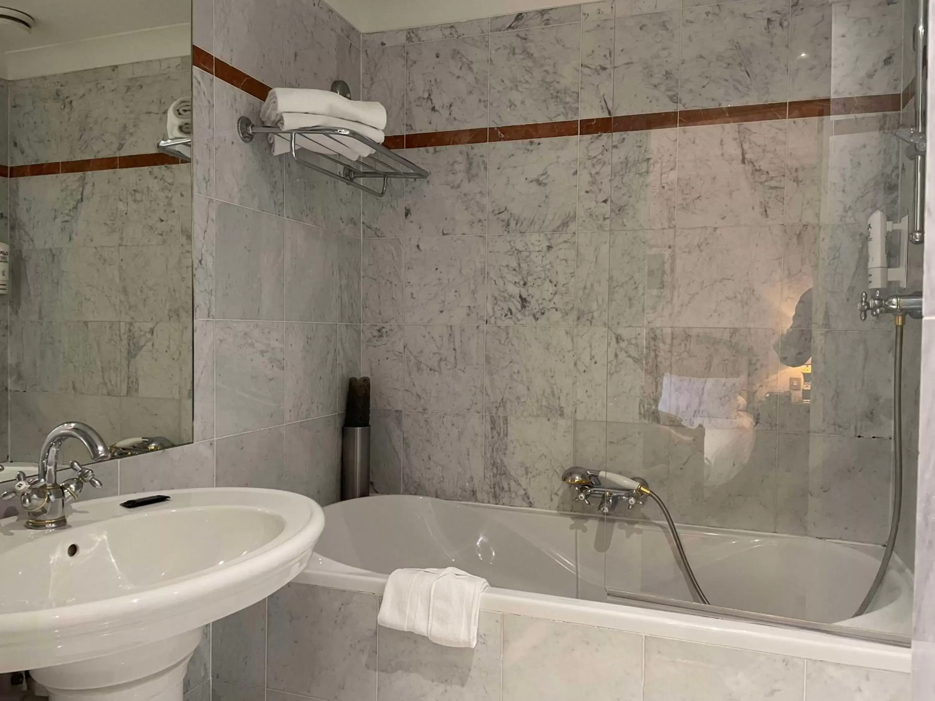 Bathroom in Hotel du Parc Bougival