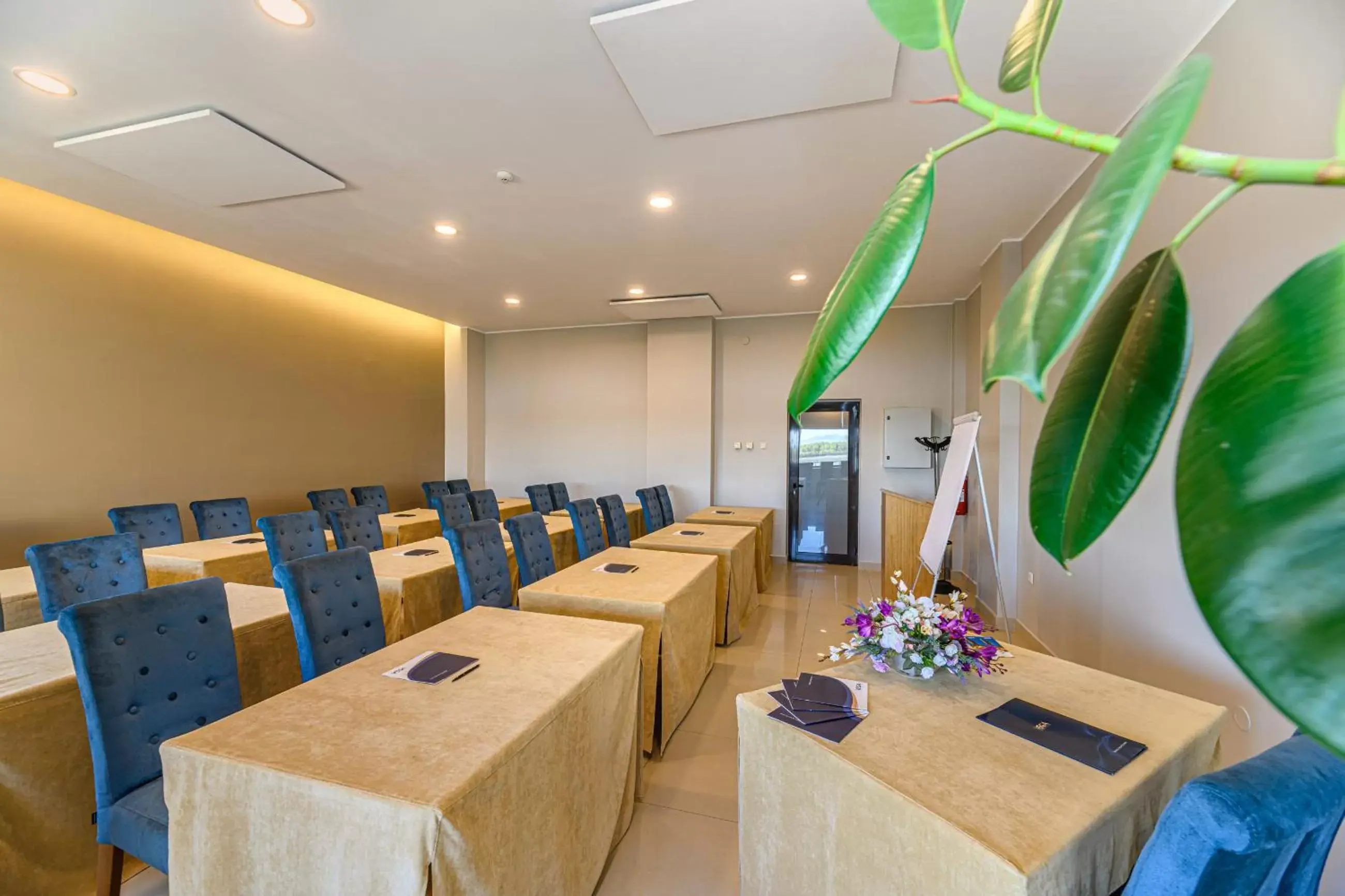 Meeting/conference room in Faleza Hotel by Vega