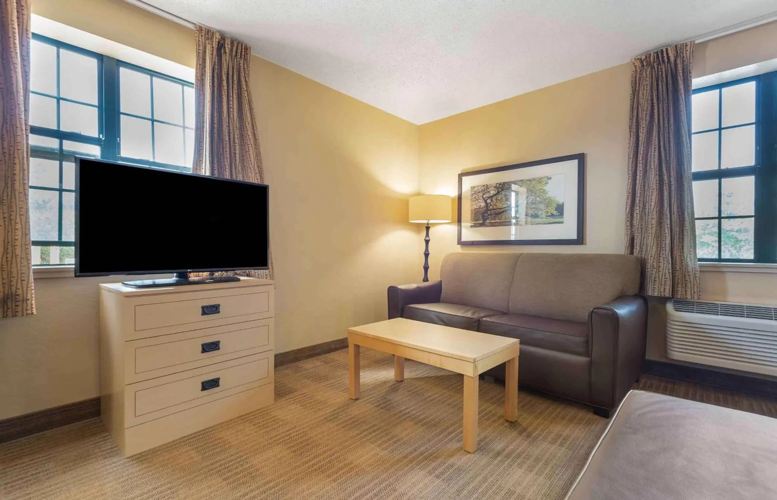 Bedroom, TV/Entertainment Center in Extended Stay America Suites - Buffalo - Amherst