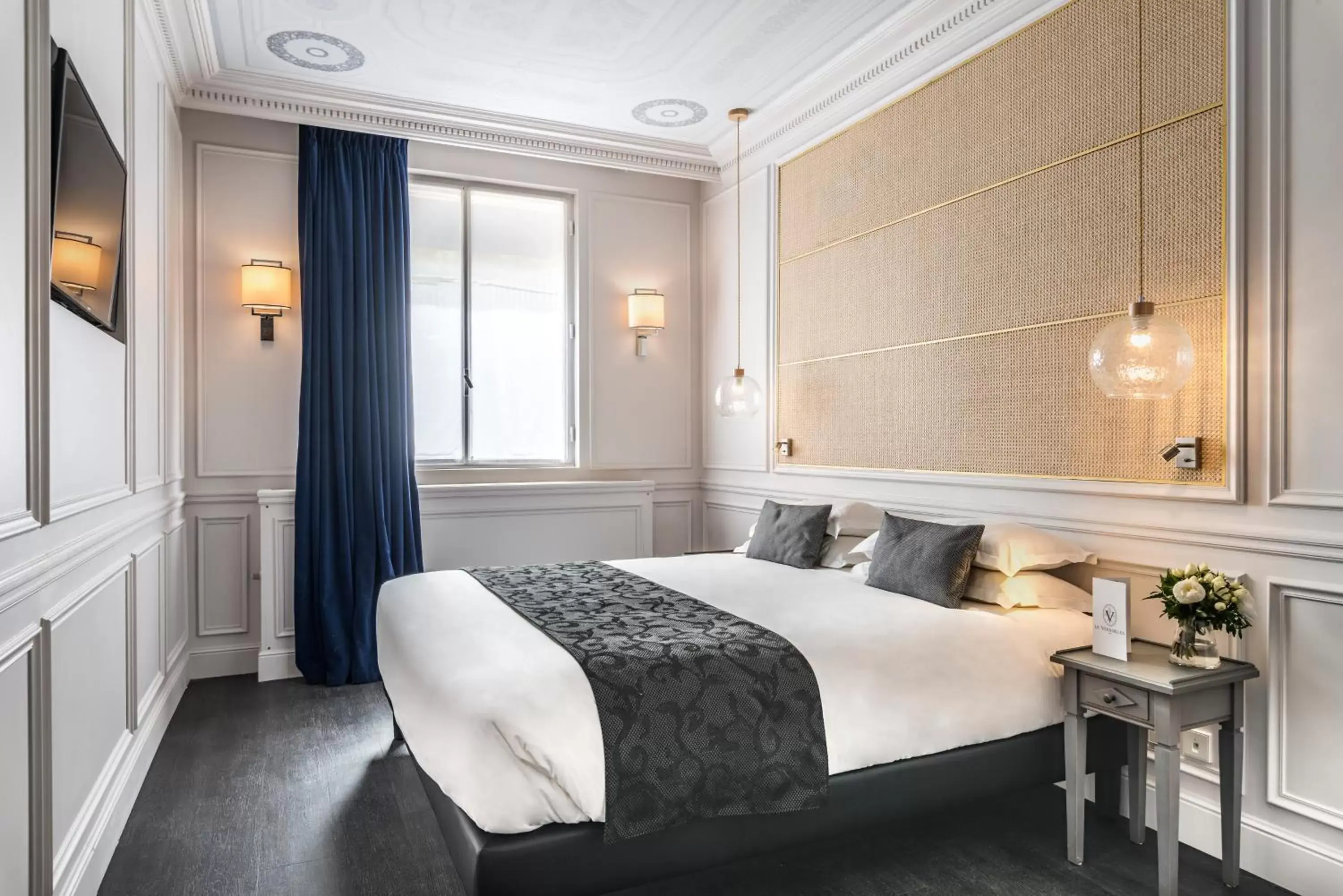 Bedroom, Bed in Hôtel Le Versailles