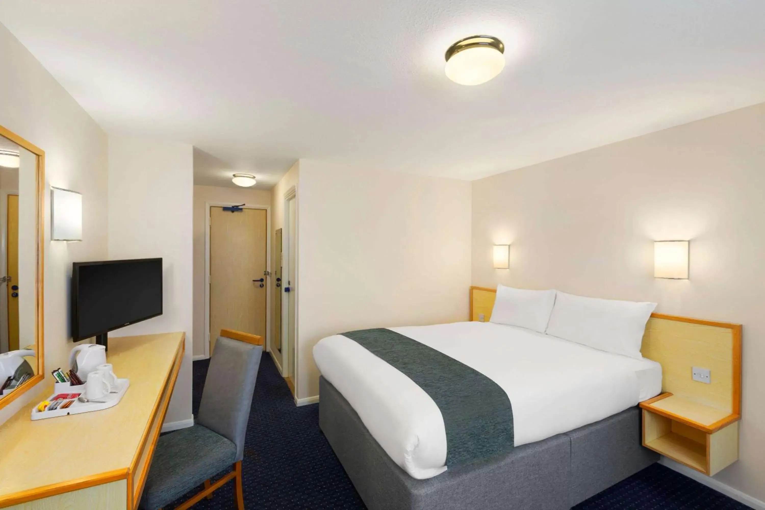 Photo of the whole room, Bed in Days Inn Sutton Scotney South