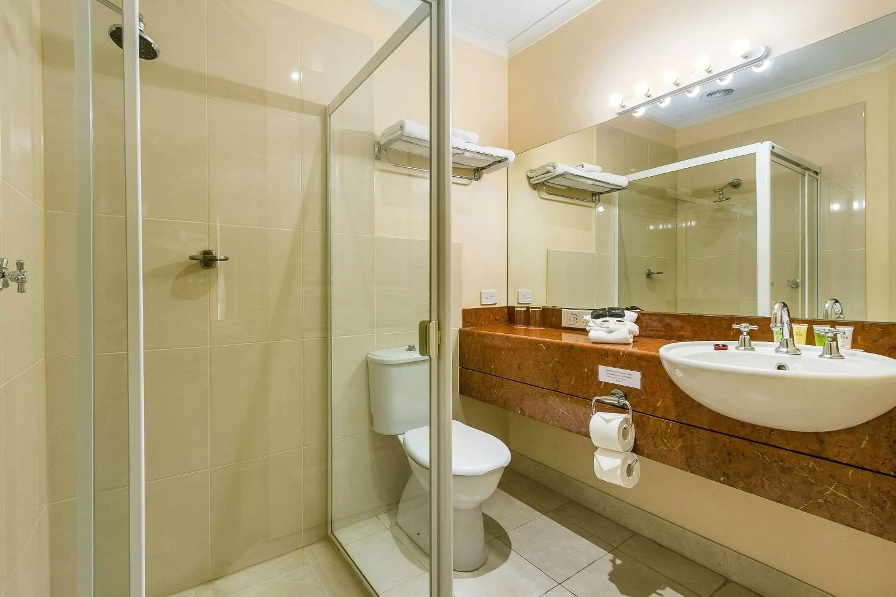 Bathroom in Canterbury International Hotel