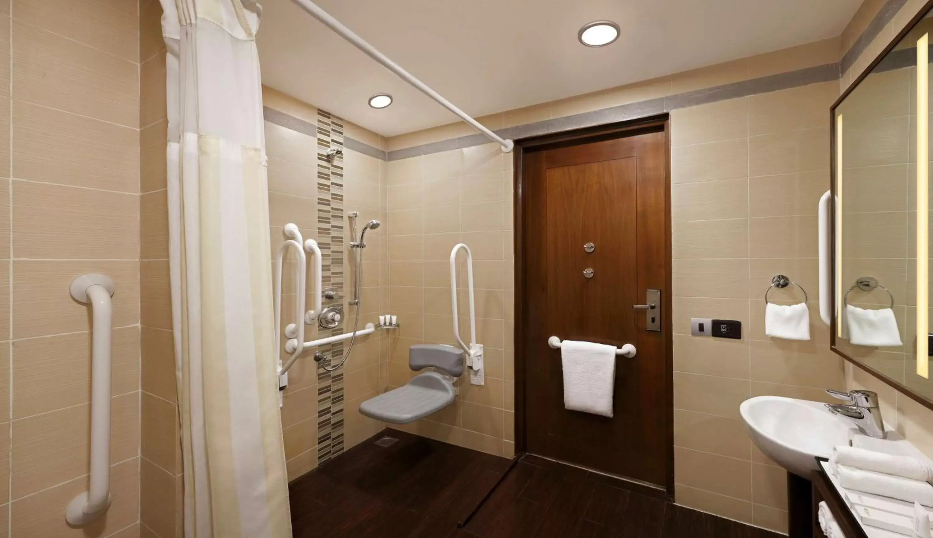 Bed, Bathroom in Hilton Garden Inn New Delhi/Saket