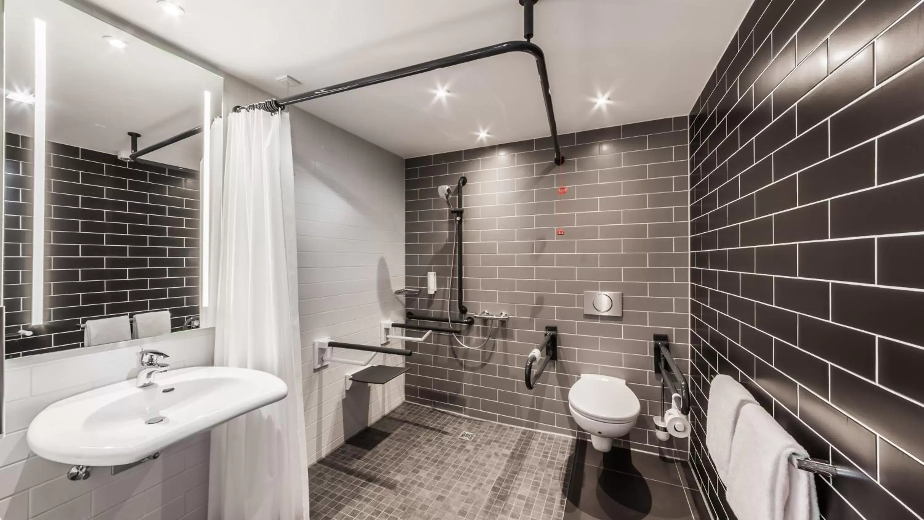 Photo of the whole room, Bathroom in Holiday Inn Express Munich - City East, an IHG Hotel