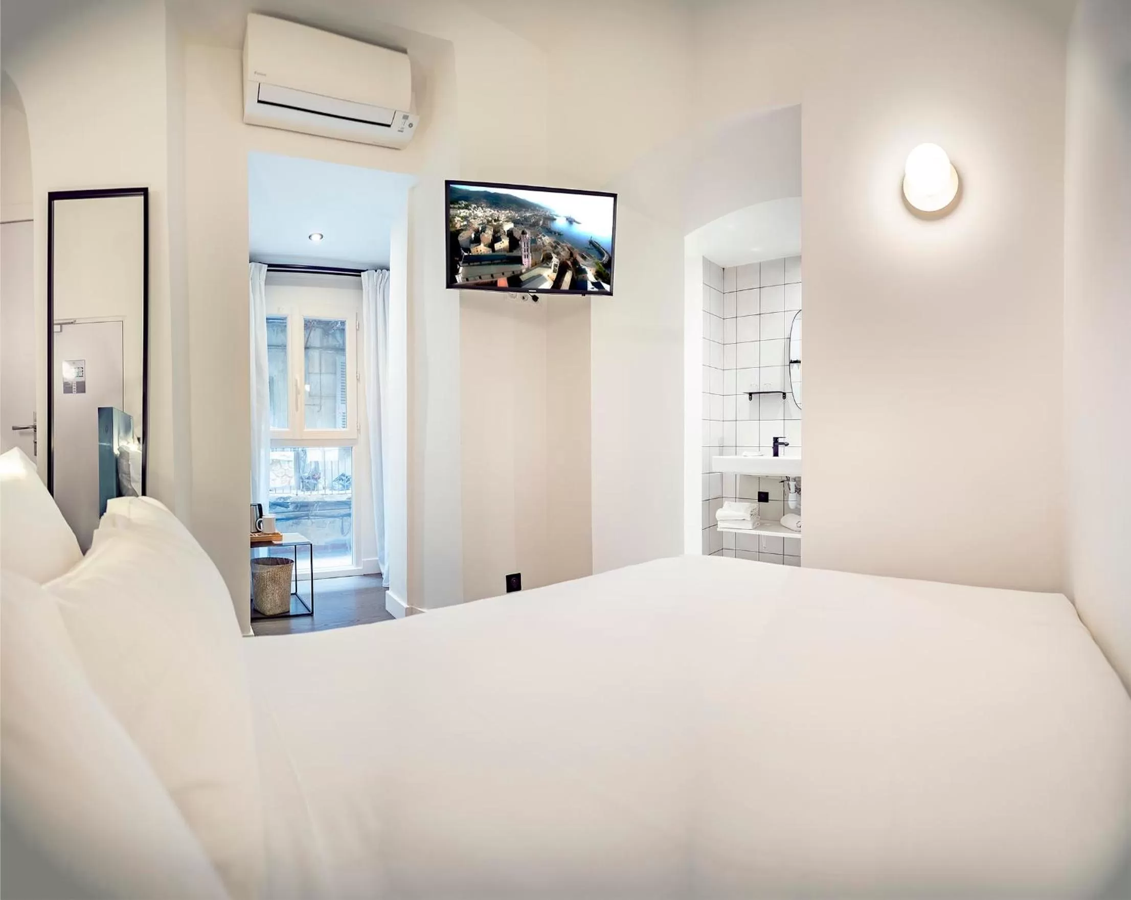 Photo of the whole room, Bed in Monsieur Miot Concept Hotel - Bastia centre