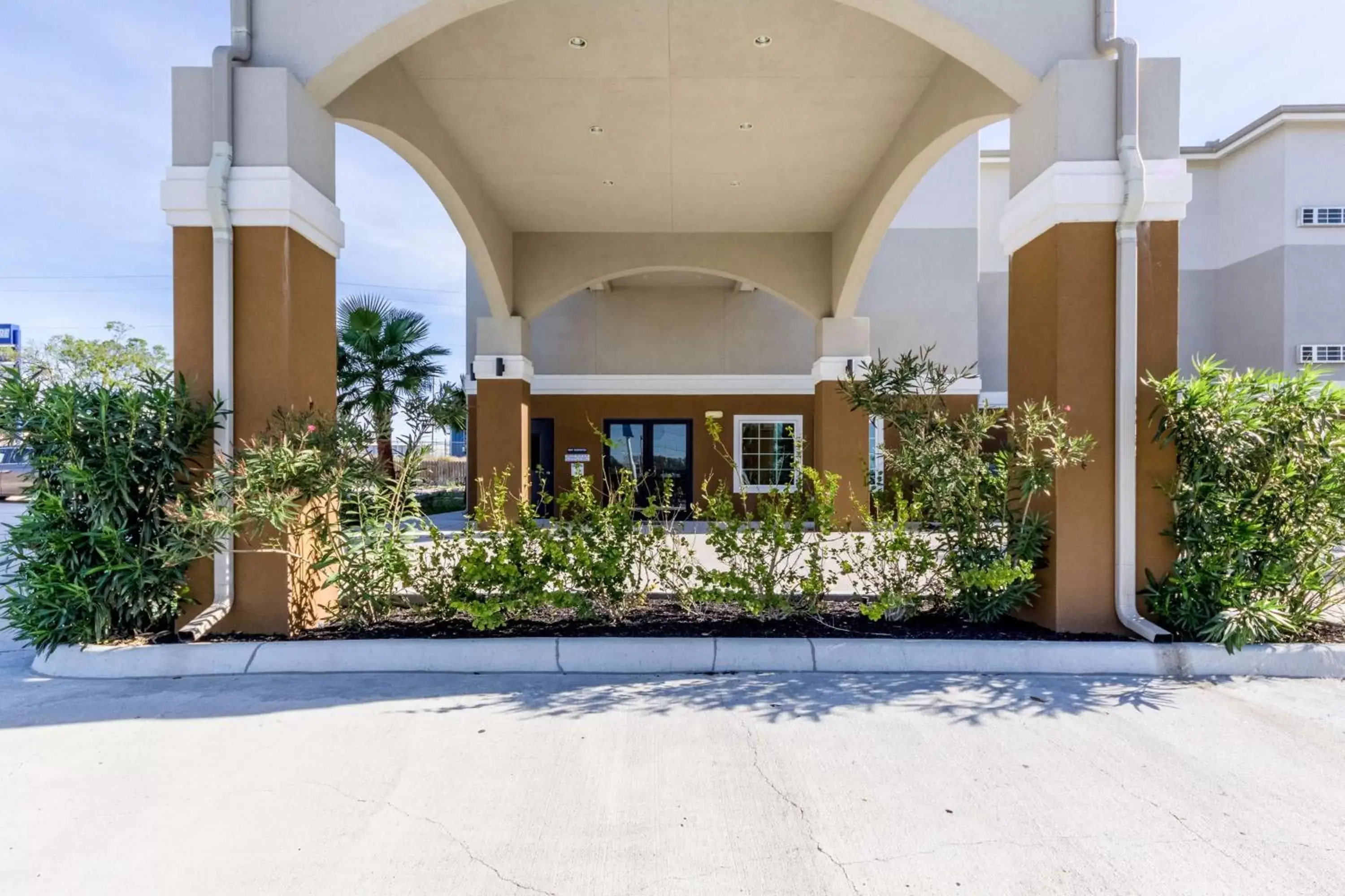 Property building in Super 8 by Wyndham Kenedy Property building in Super 8 by Wyndham Kenedy