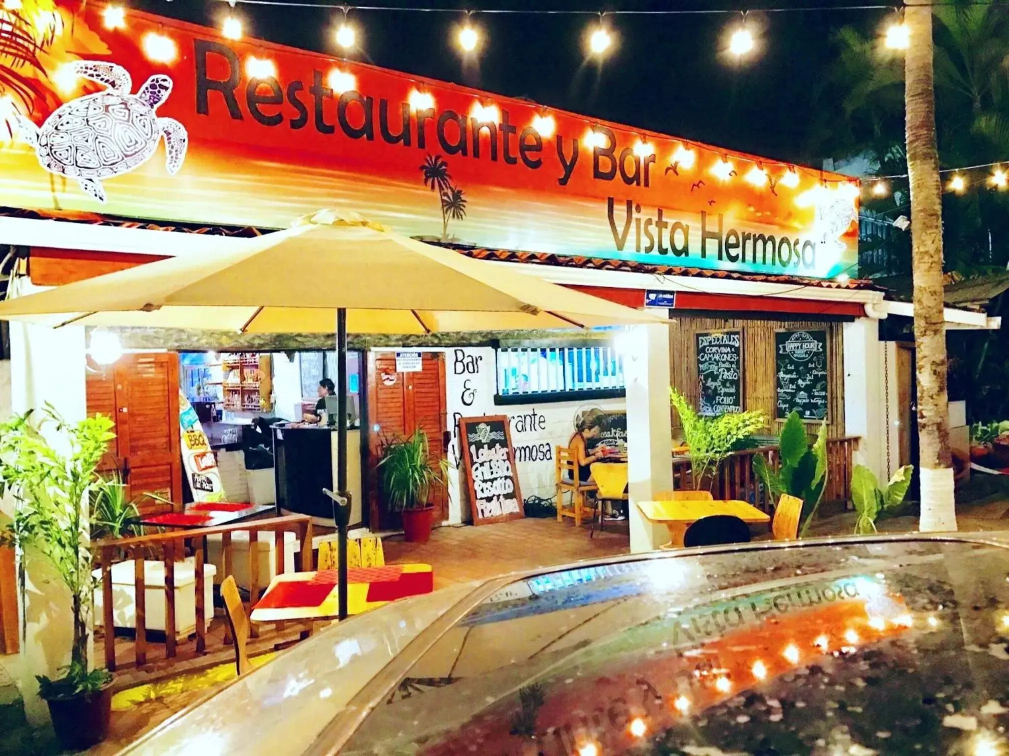 Restaurant/places to eat in Hotel Beachfront Vista Hermosa