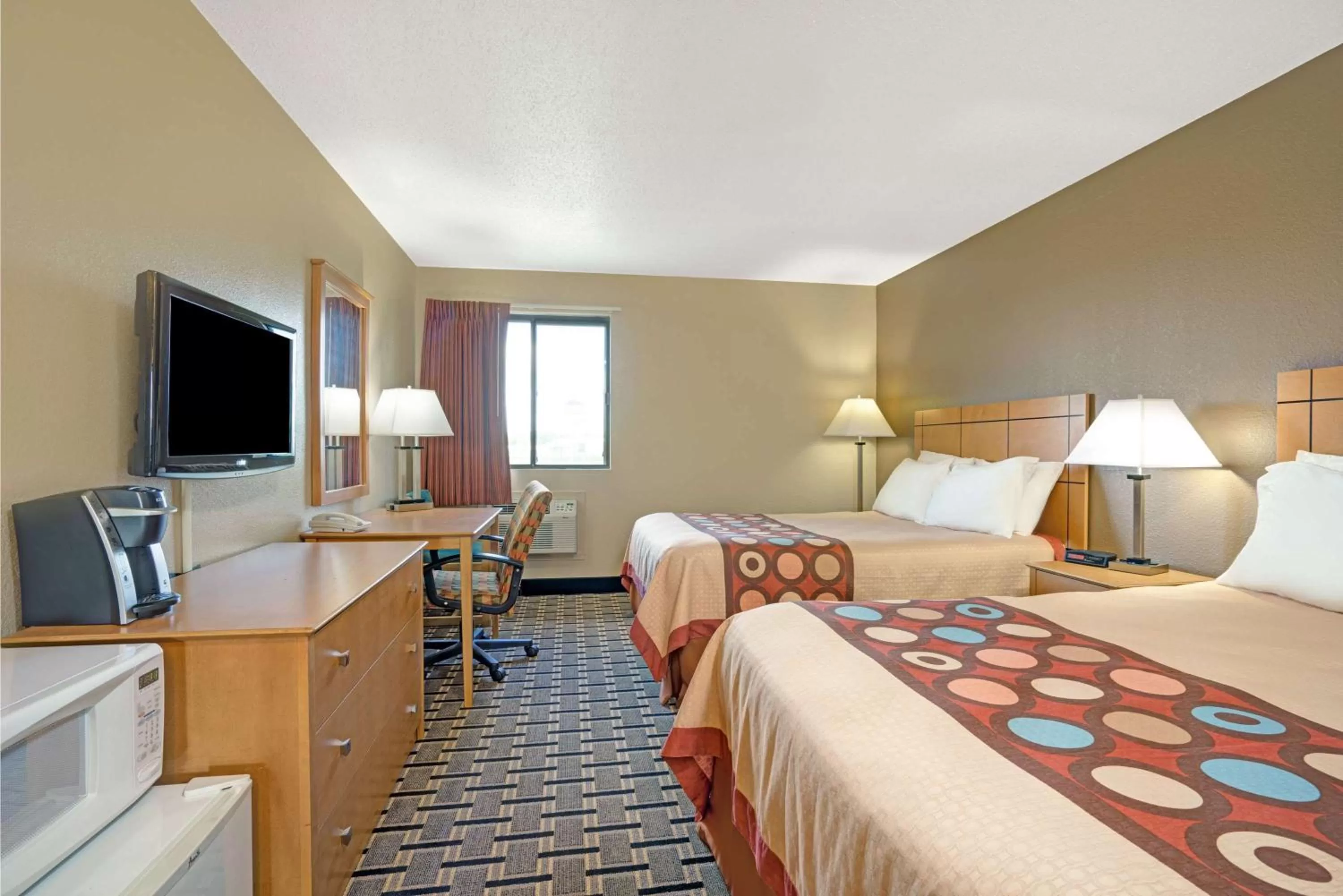 Queen Room with Two Queen Beds - Non-Smoking in Super 8 by Wyndham Melrose