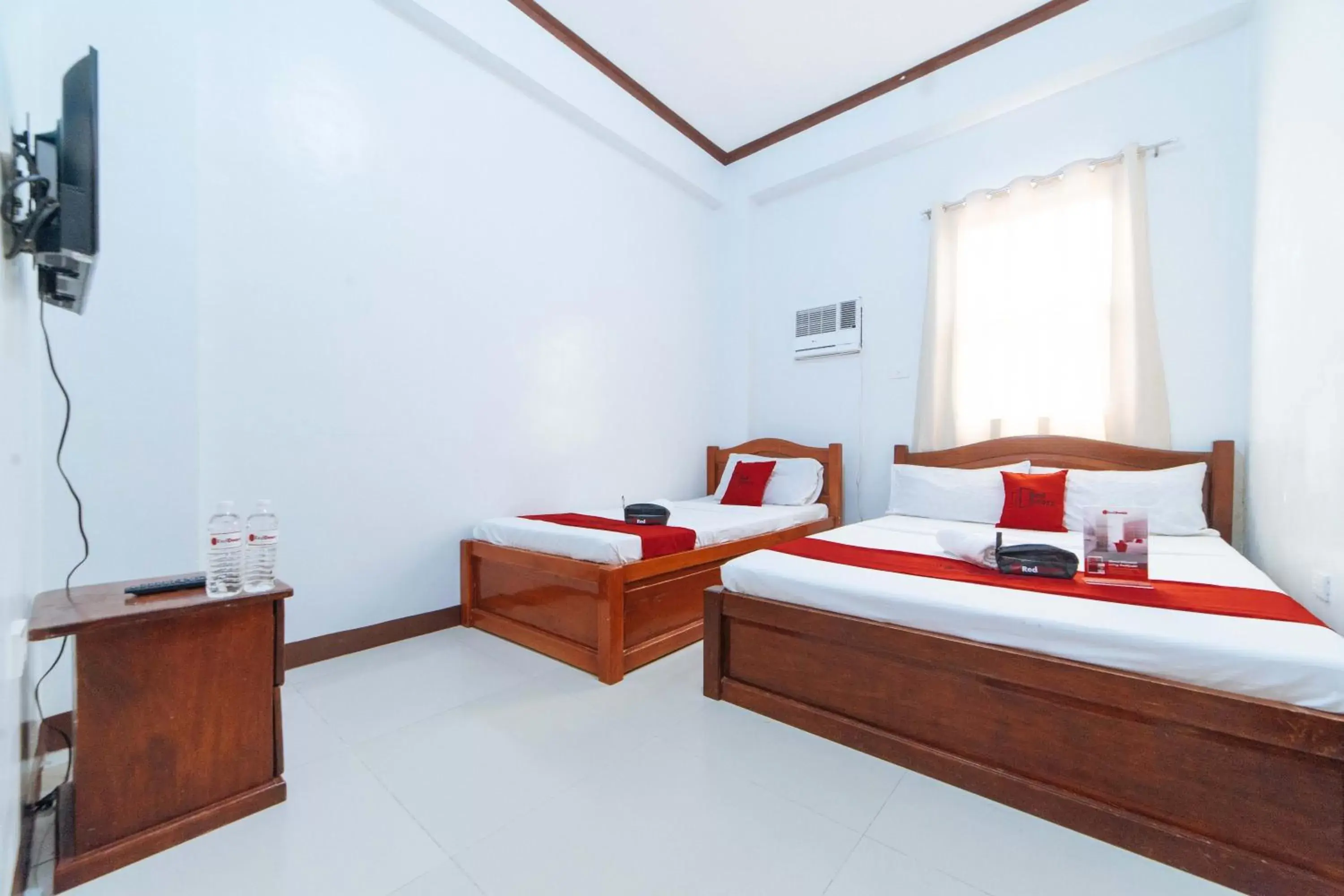 Photo of the whole room, Bed in RedDoorz @ D Maagma Street