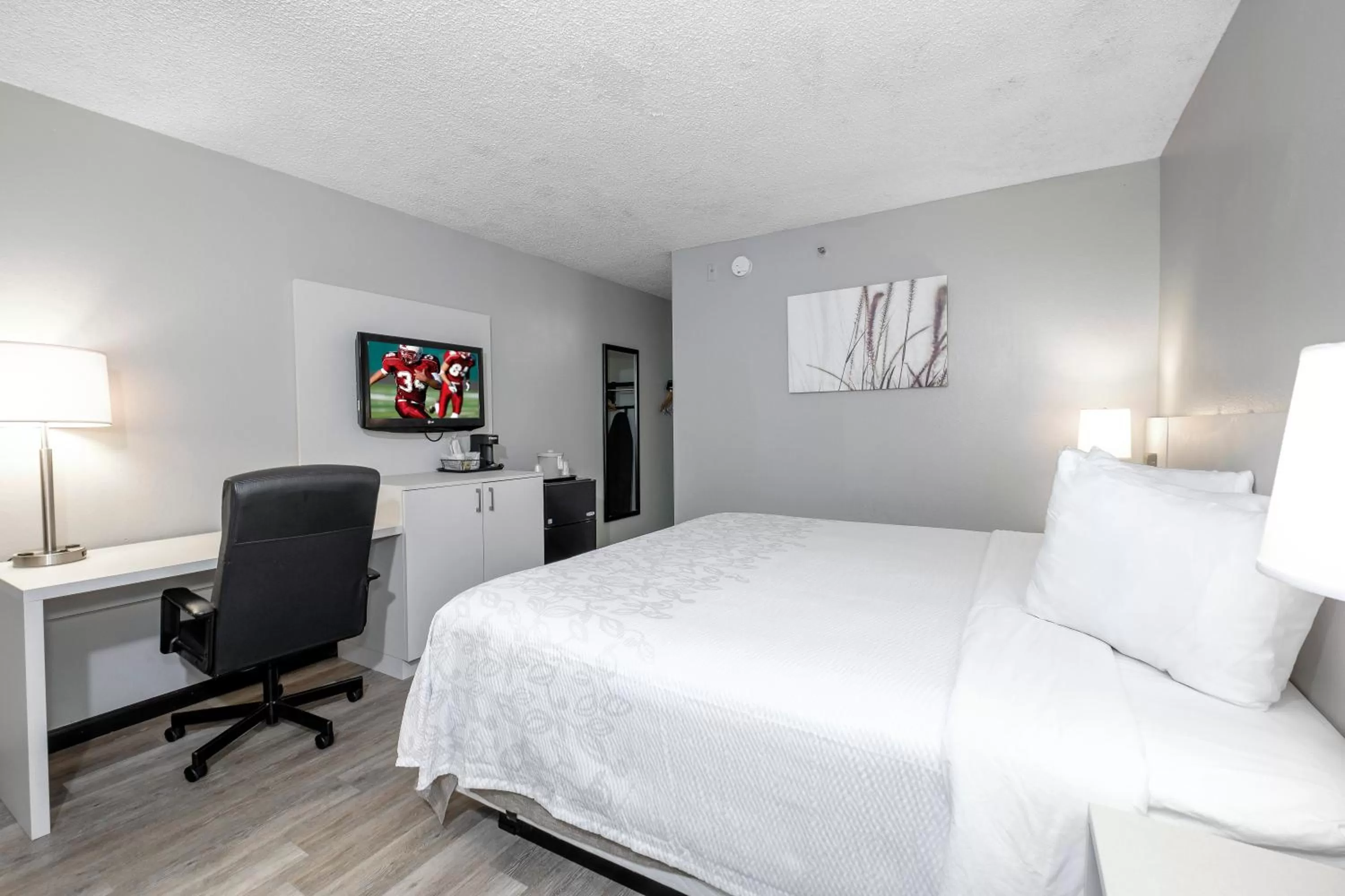 Photo of the whole room, Bed in Red Roof Inn PLUS Orlando-Convention Center- Int'l Dr