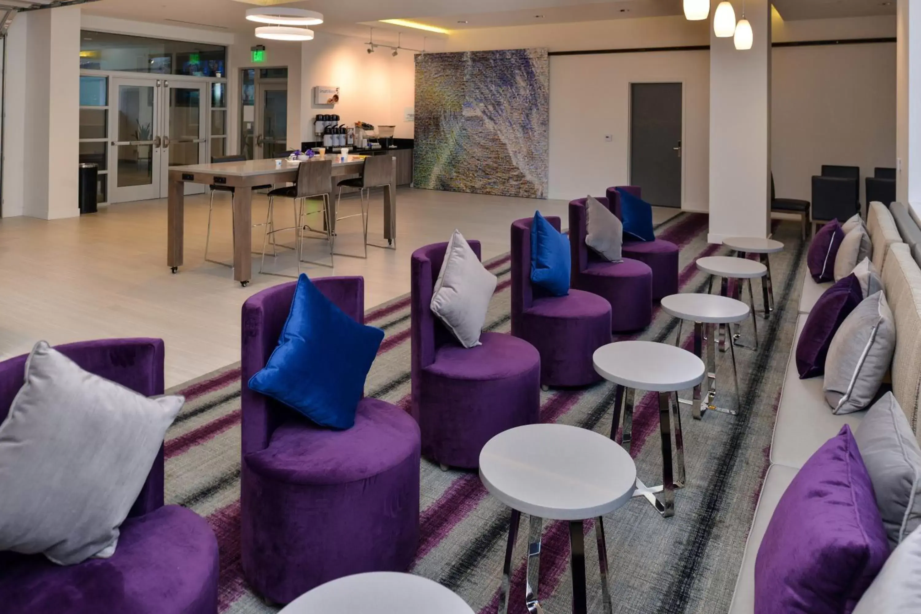 Property building, Lounge/Bar in Holiday Inn Express & Suites San Diego - Mission Valley, an IHG Hotel