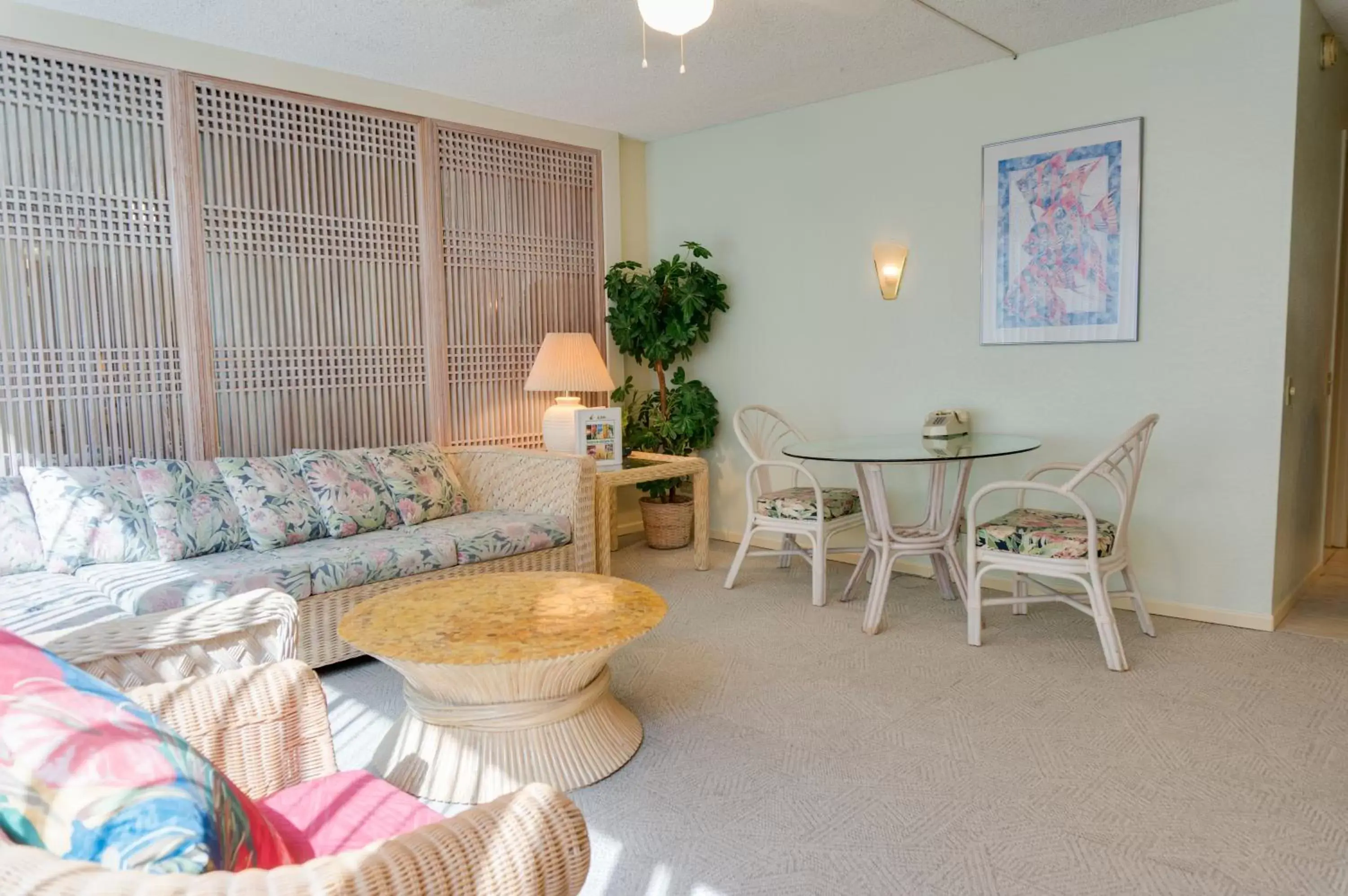 Living room, Seating Area in Kuhio Banyan Hotel (with Kitchenettes)