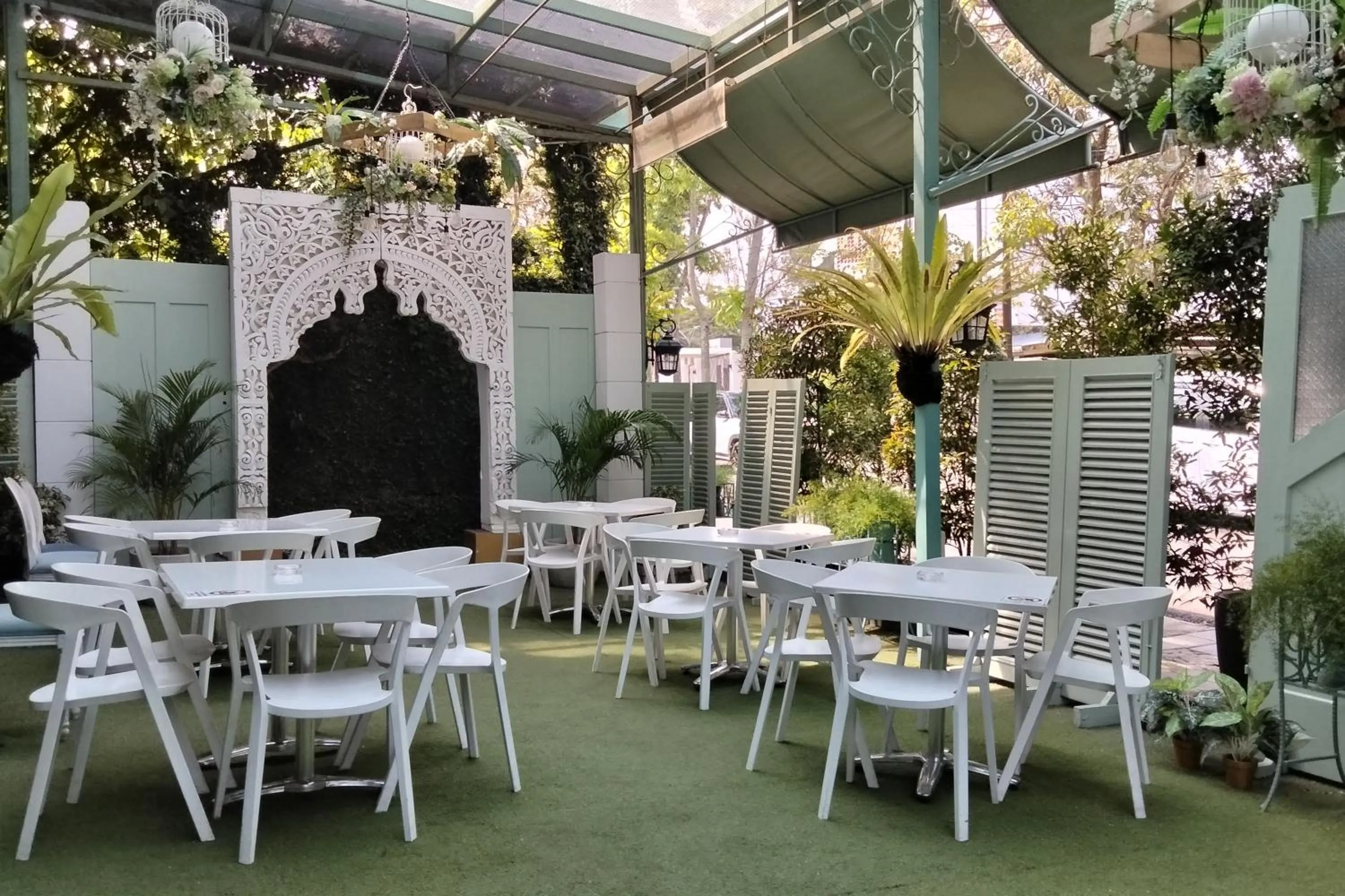 Restaurant/places to eat in Noor Hotel