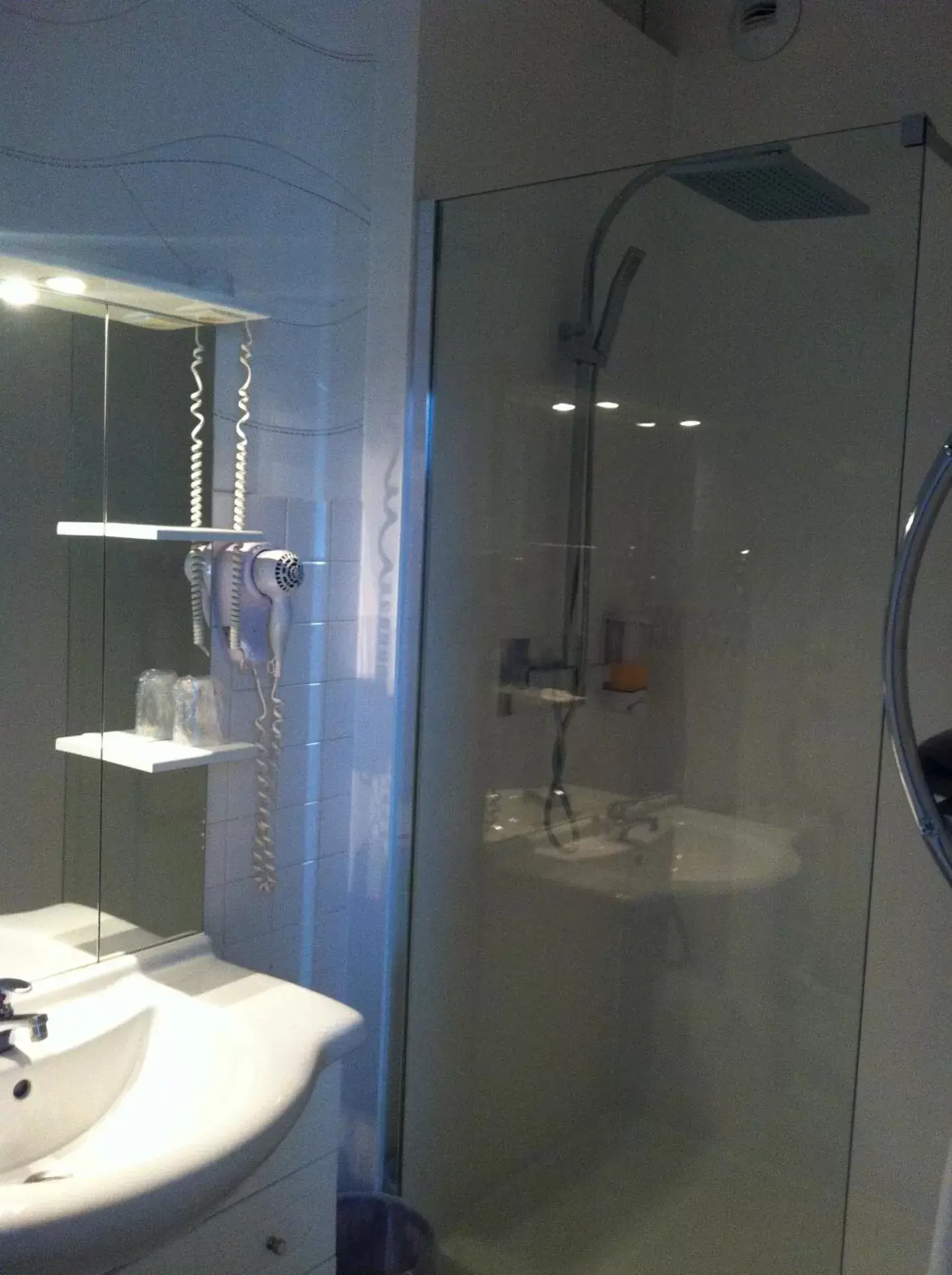 Shower, Bathroom in Le Beverl'inn