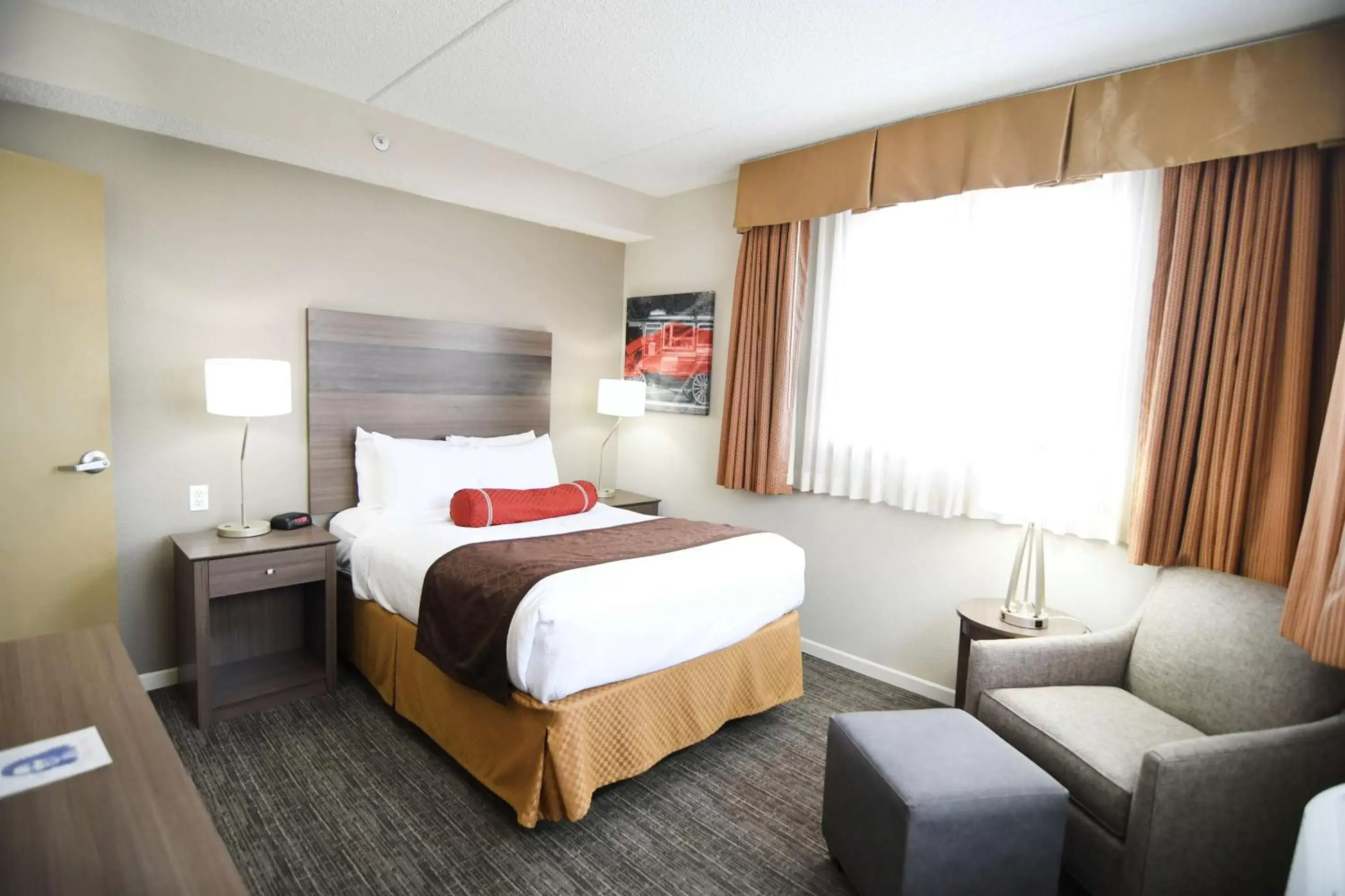 Photo of the whole room, Bed in Best Western Plus Sandusky Hotel & Suites