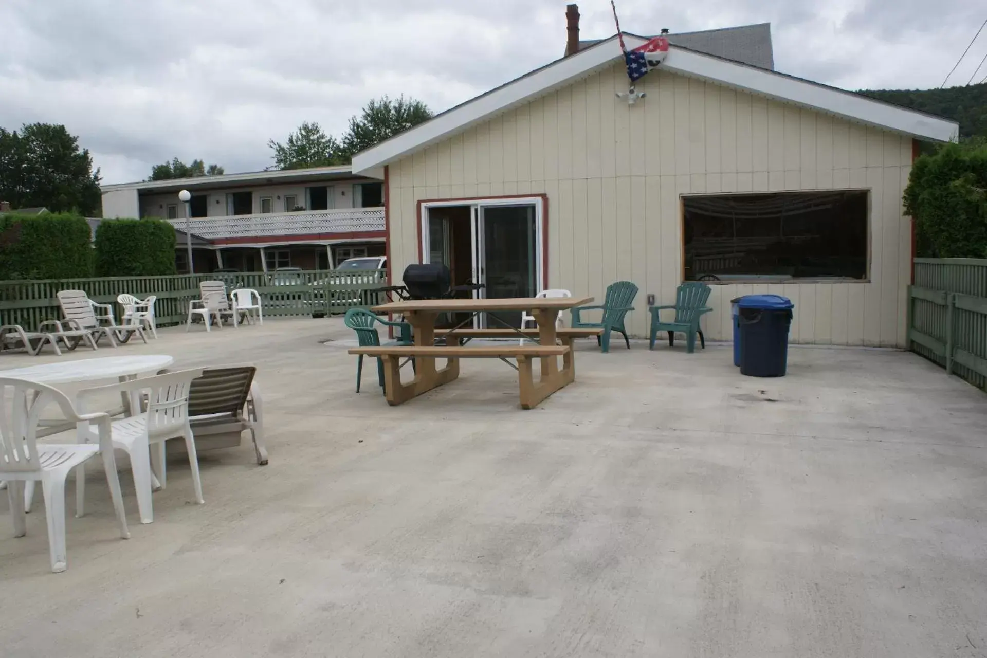 Patio in Northern Peaks Motor Inn