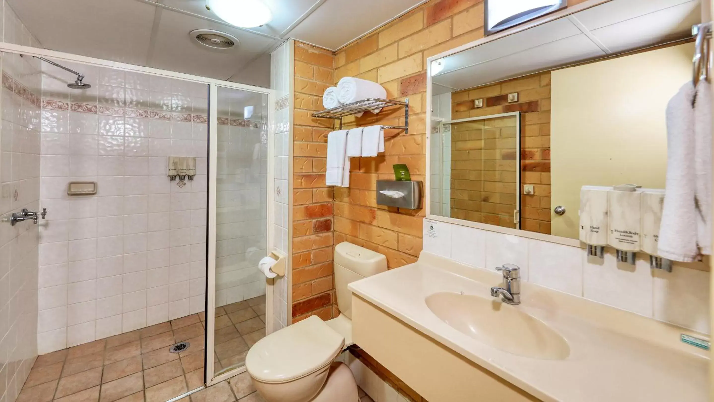Bathroom in North Parkes Motel
