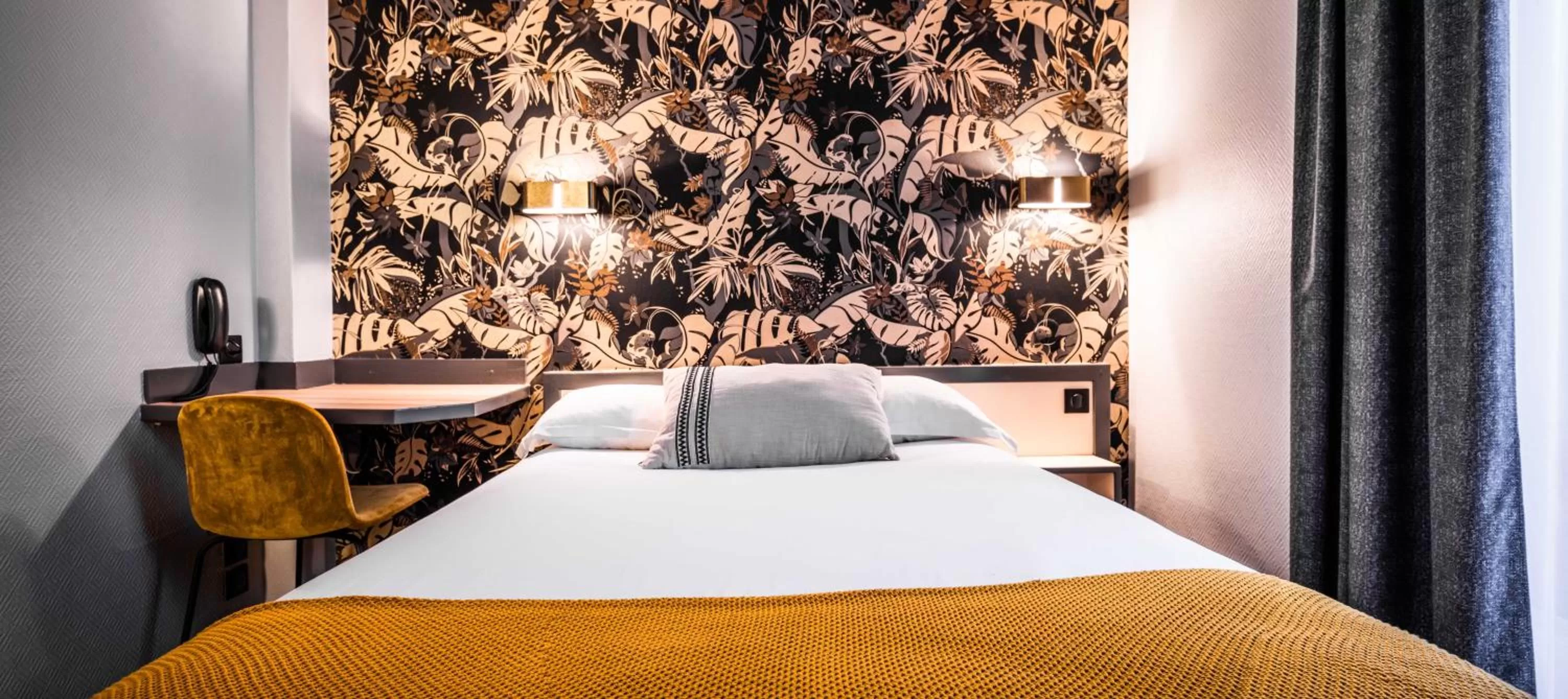 Bedroom, Bed in Hôtel Lanjuinais