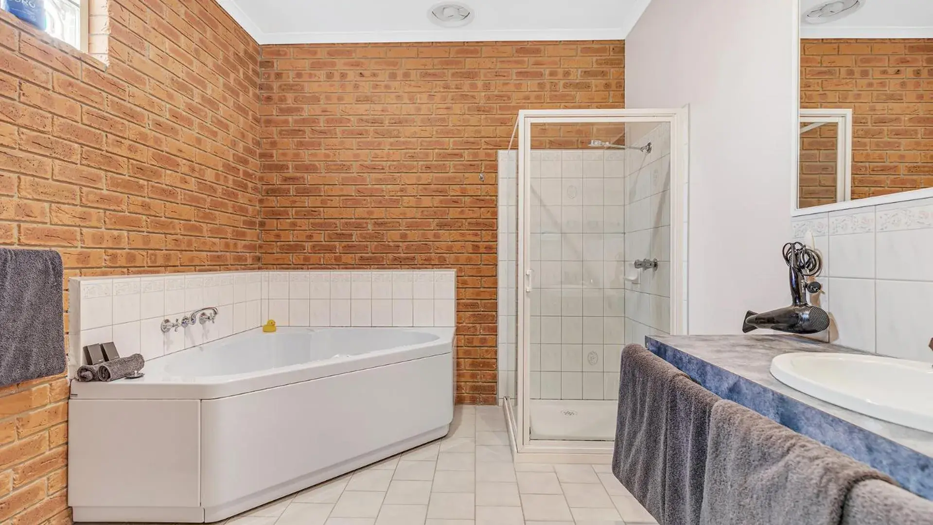 Bath, Bathroom in Golden River Motor Inn