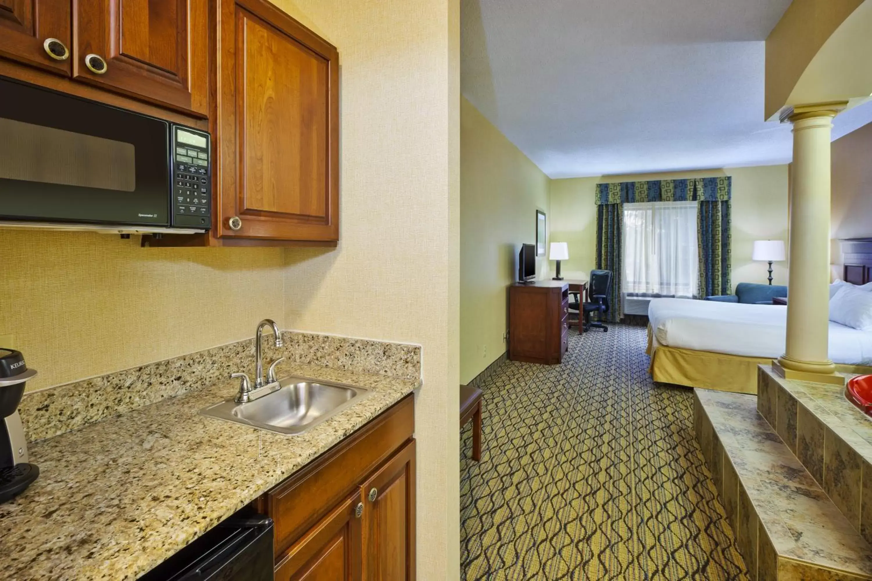 Photo of the whole room, Bathroom in Holiday Inn Express Hotel & Suites - Belleville Area, an IHG Hotel