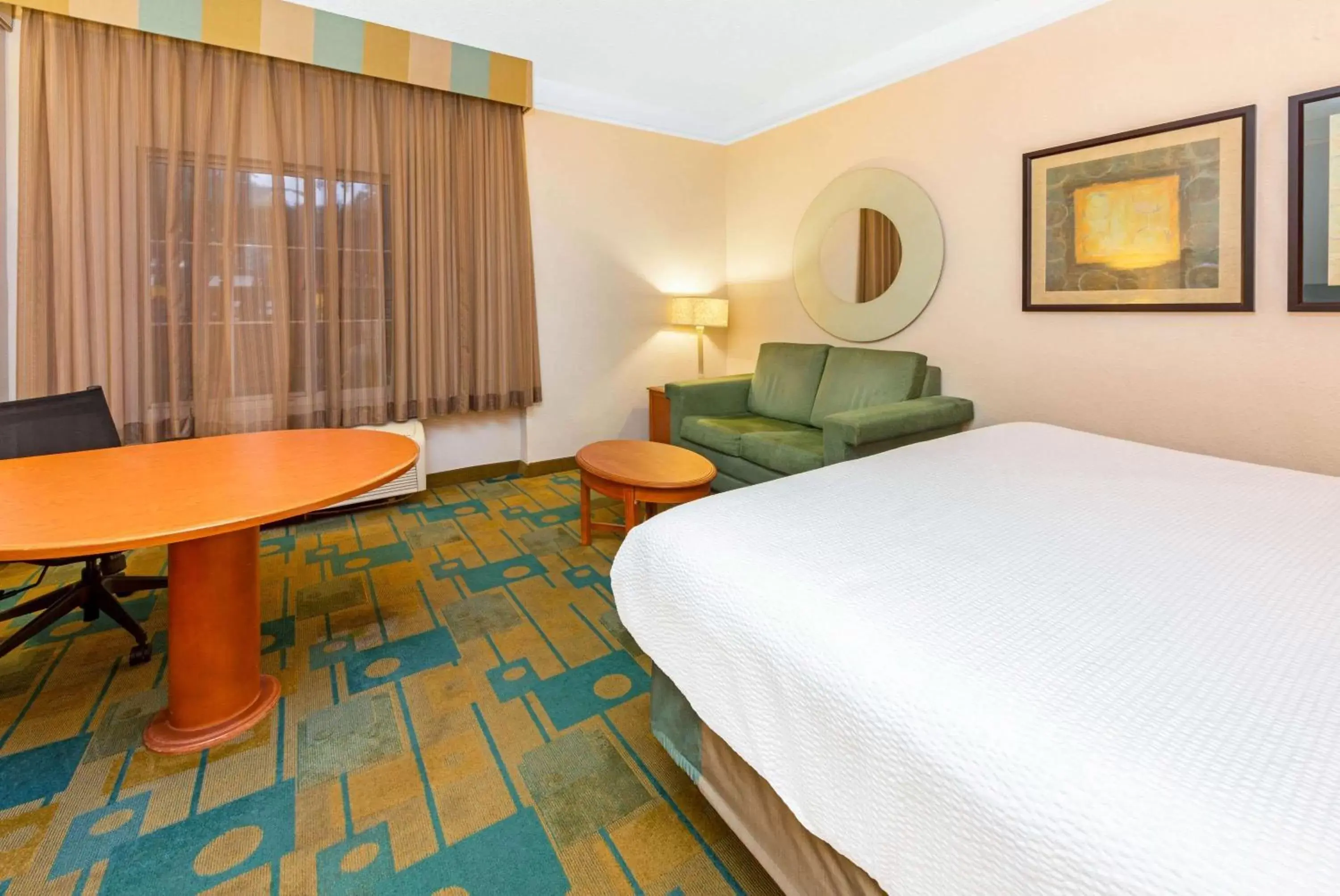 Photo of the whole room in La Quinta by Wyndham USF (Near Busch Gardens)