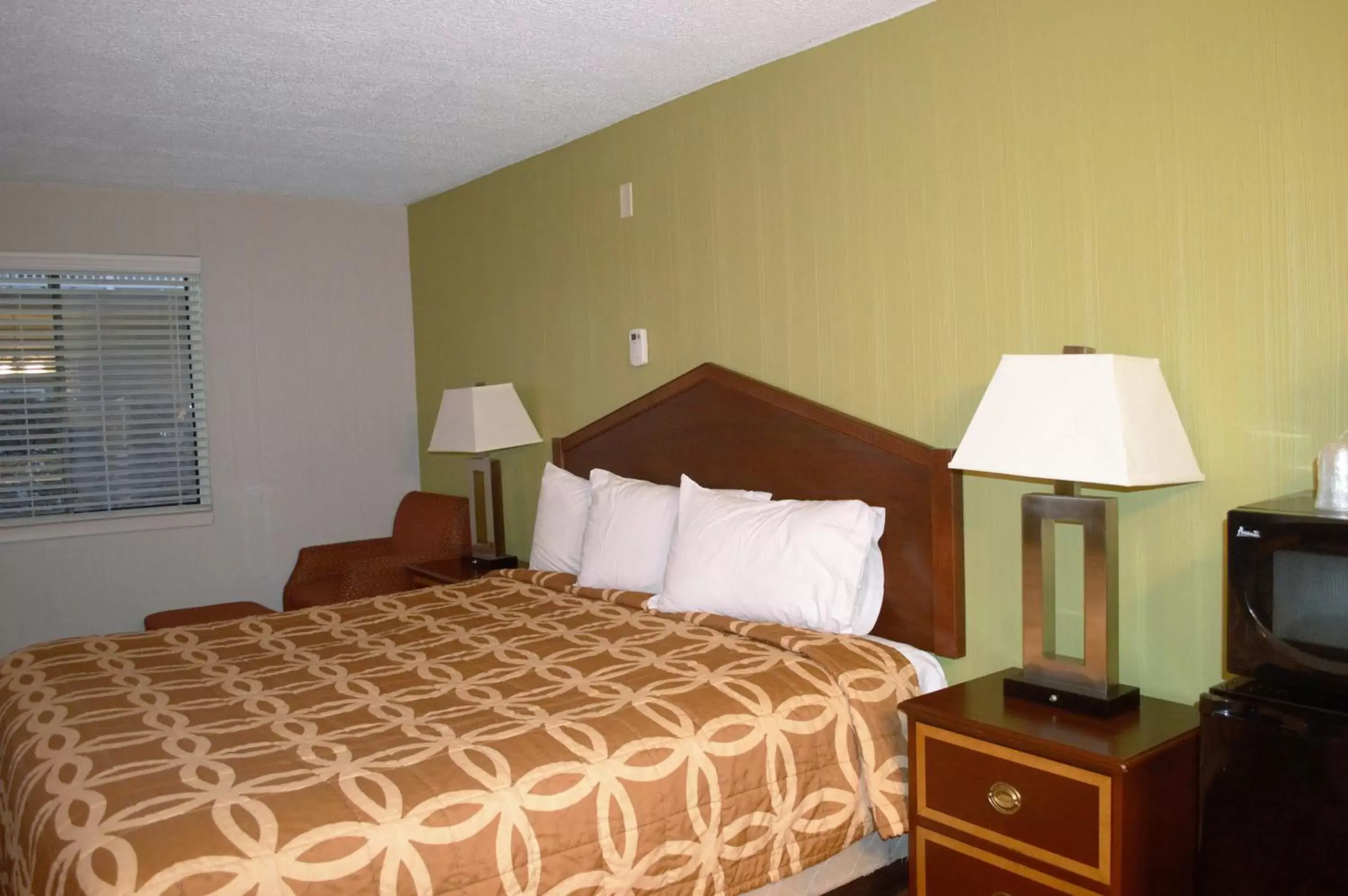Bedroom, Bed in Carrier Motor Lodge