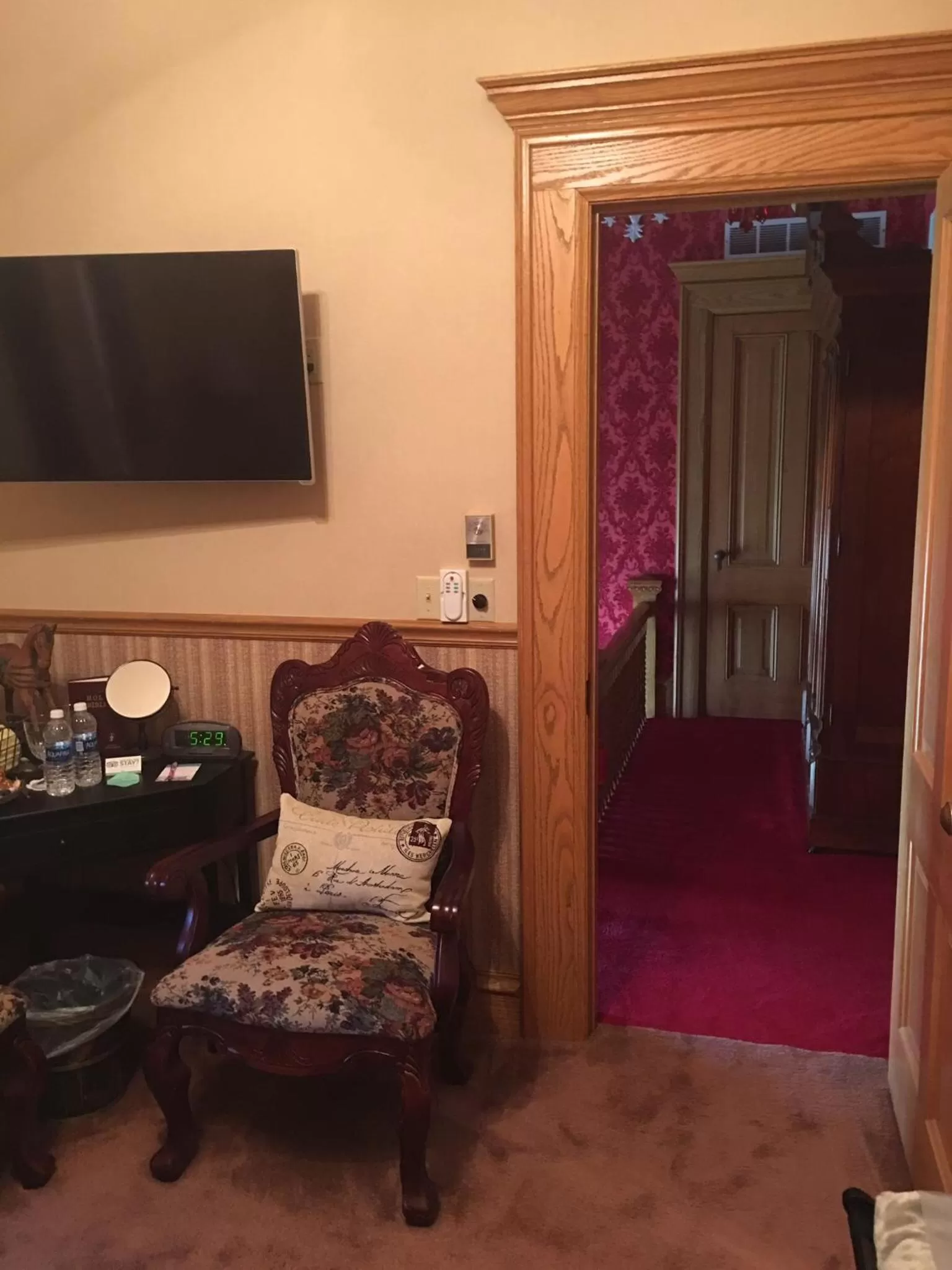 Seating area, TV/Entertainment Center in Queen Anne Bed and Breakfast