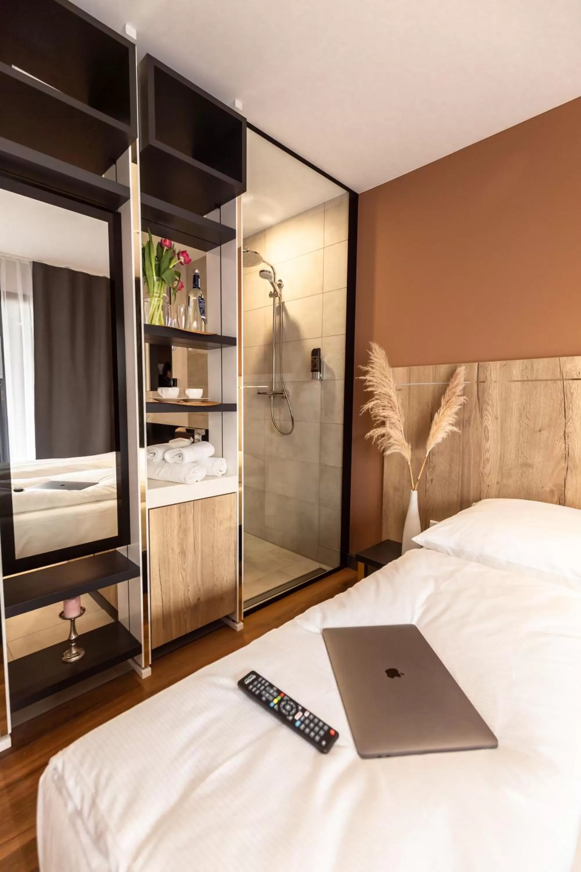 Shower, Bed in 24Seven Hotel Schwabach
