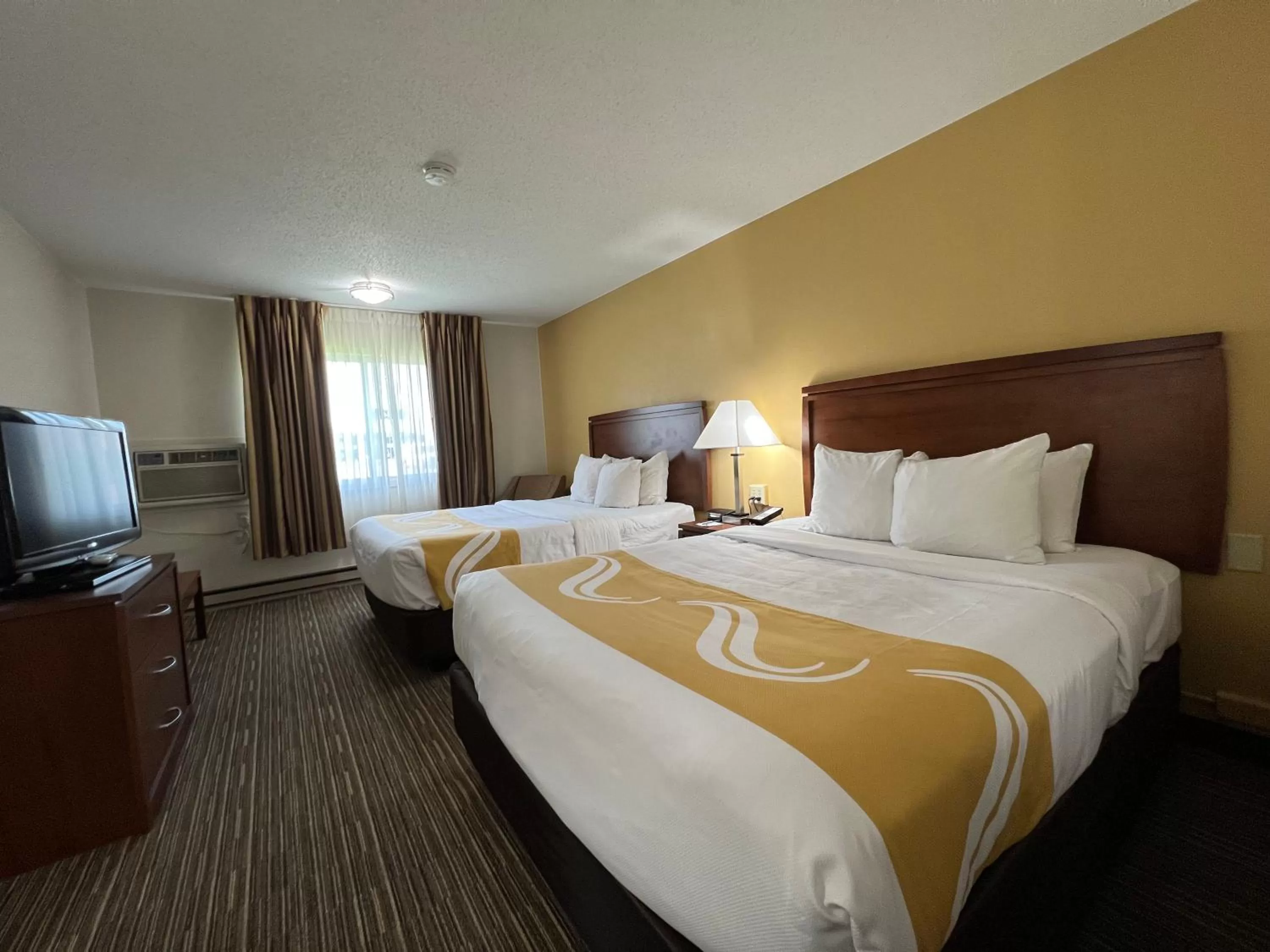 Bed in Quality Inn Mitchell I-90