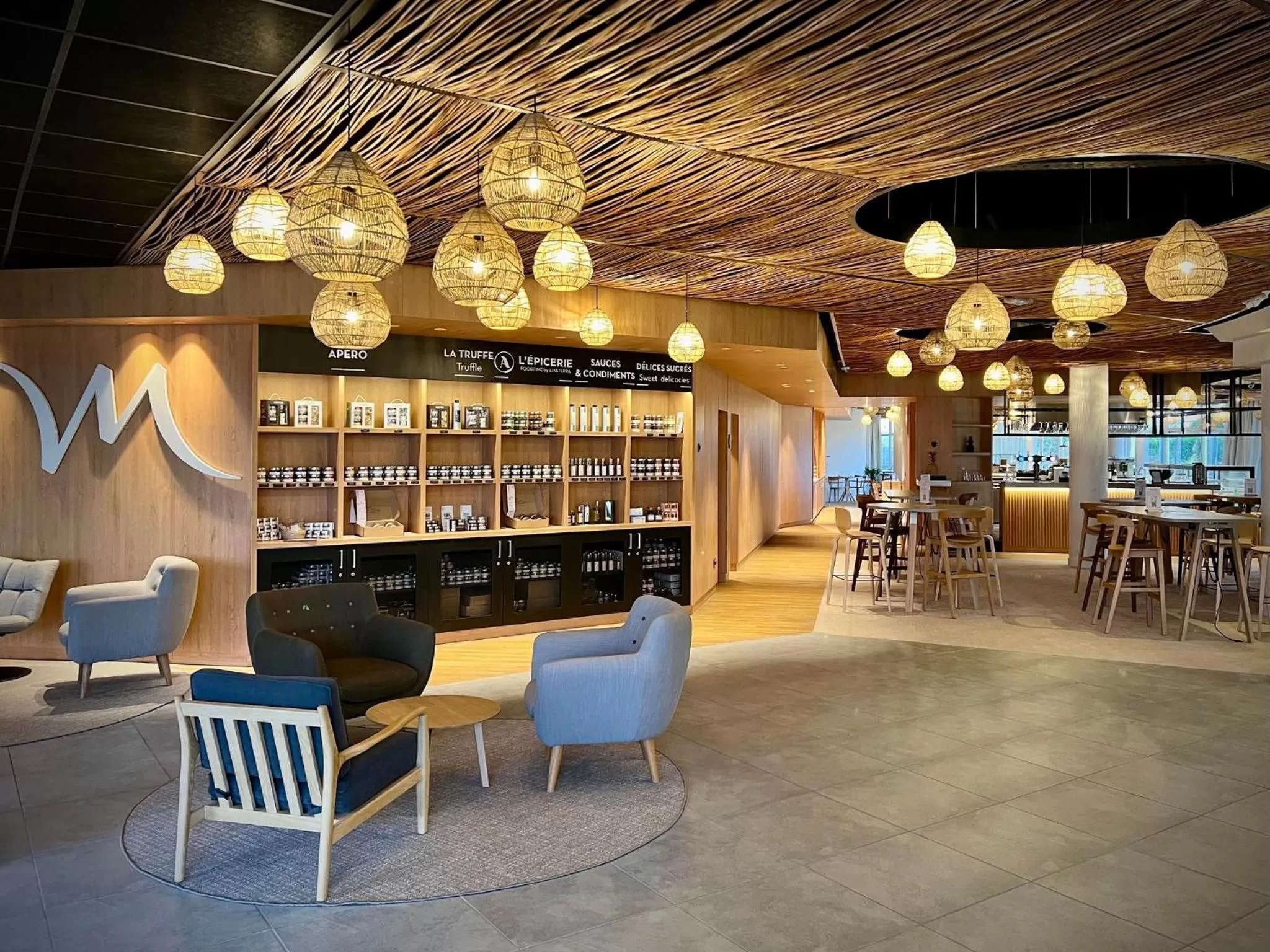 Lobby or reception in Mercure Compiègne Sud