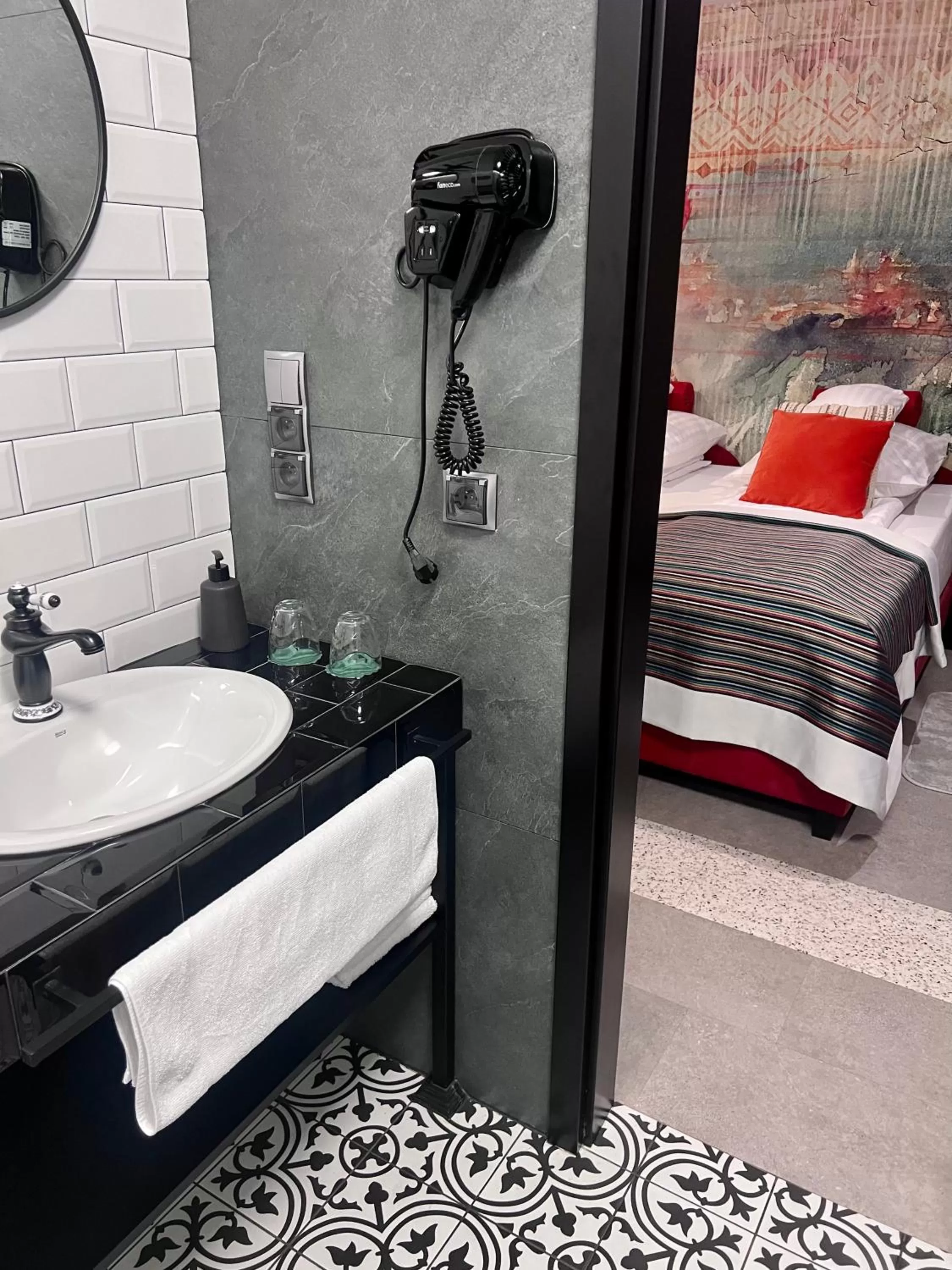 Shower, Bed in Global Home - Aparthotel - No Contact Check In