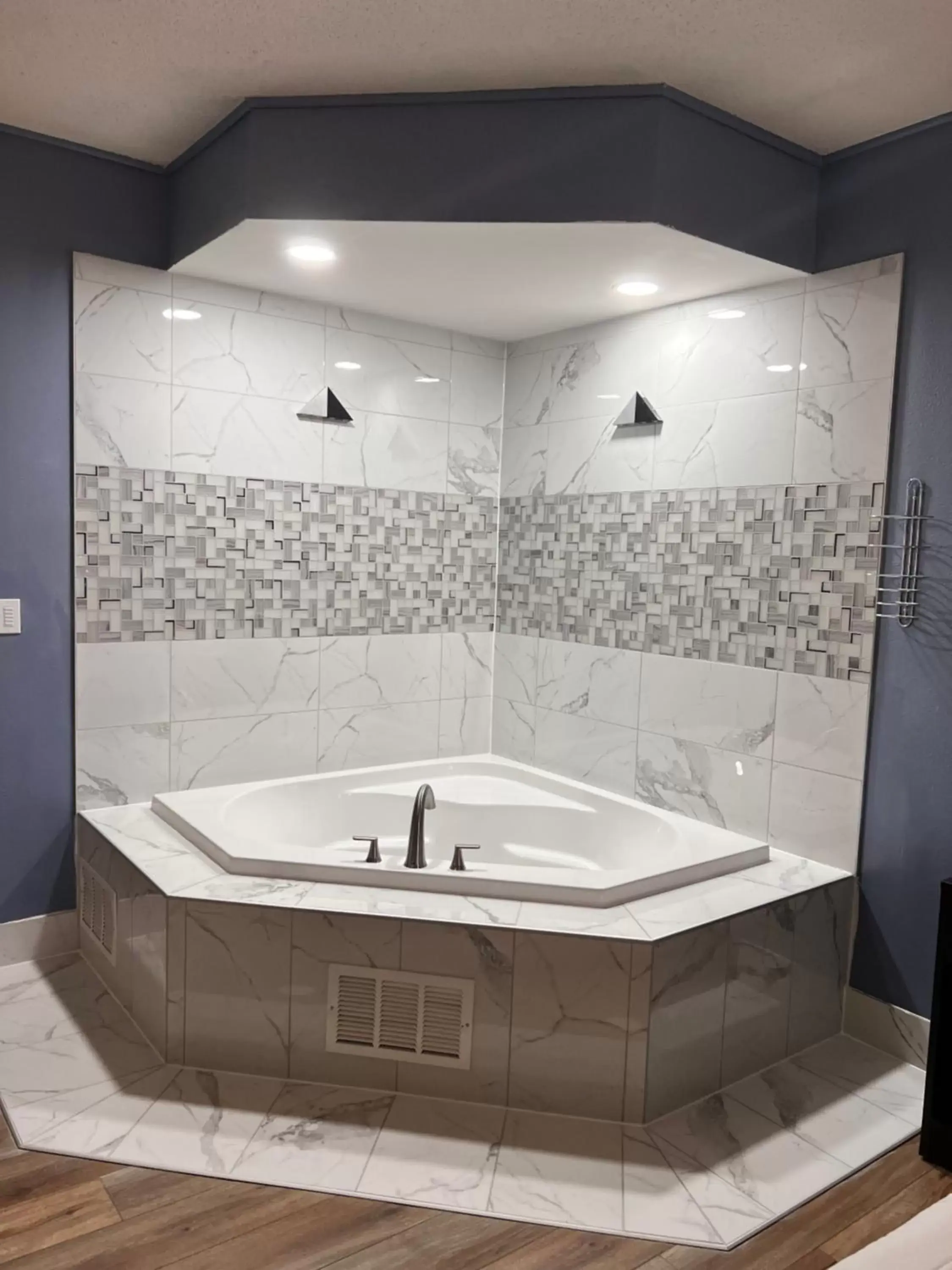 Hot Tub, Bathroom in Days Inn by Wyndham Mauldin/Greenville