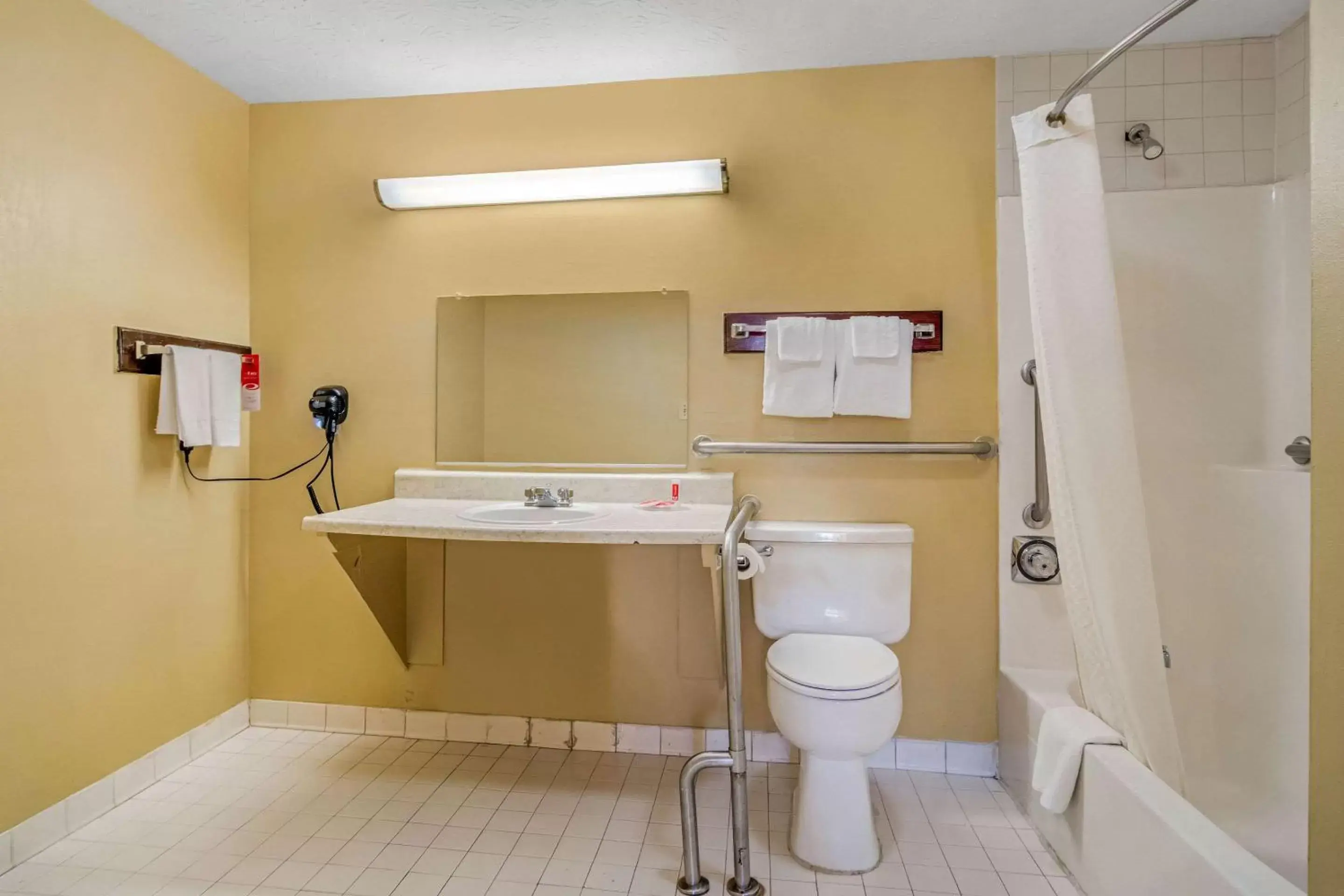 Bedroom, Bathroom in Econo Lodge