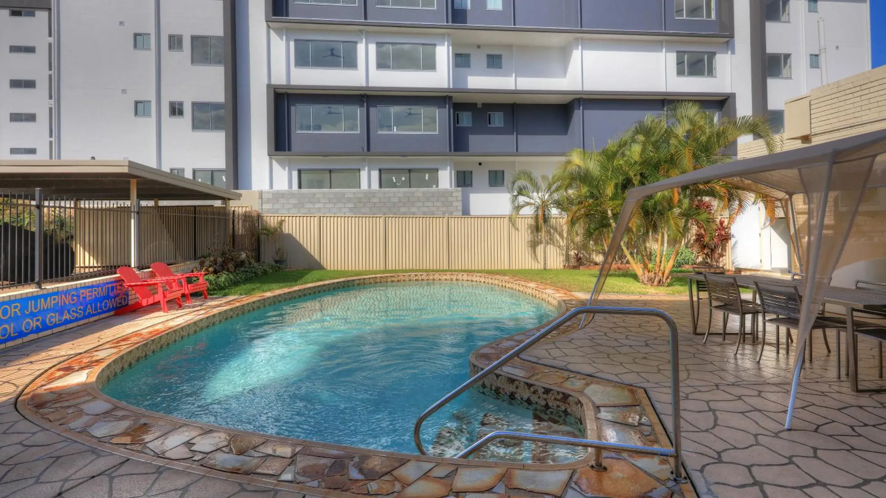 Swimming Pool in Cleveland Bay Air Motel