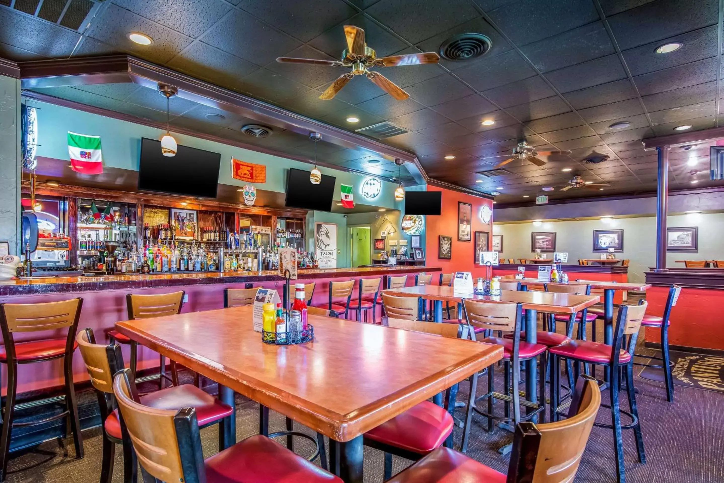 Lounge or bar, Restaurant/Places to Eat in Clarion Inn Grand Junction